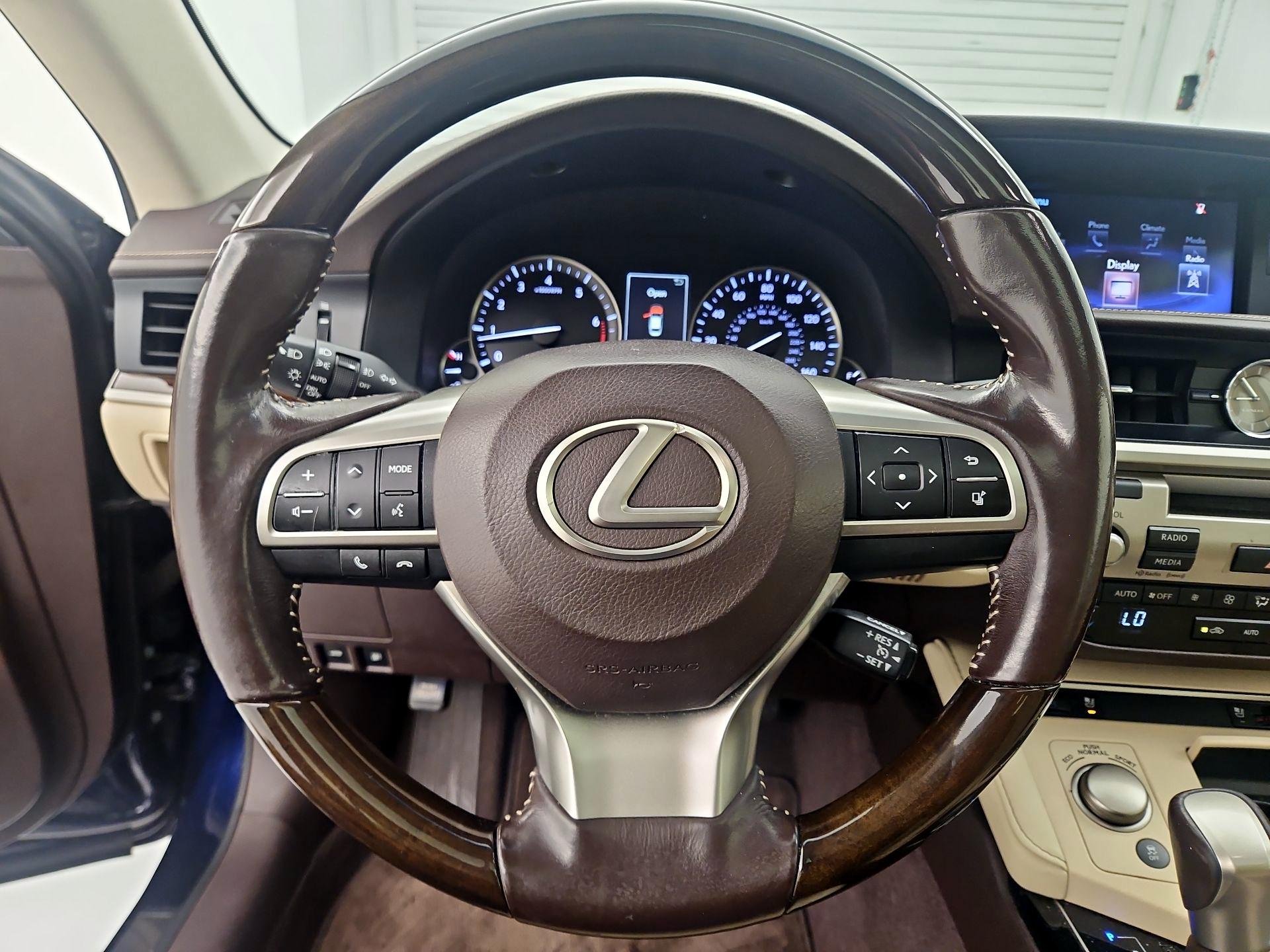 Thumbnail: 2016 Lexus ES - 10