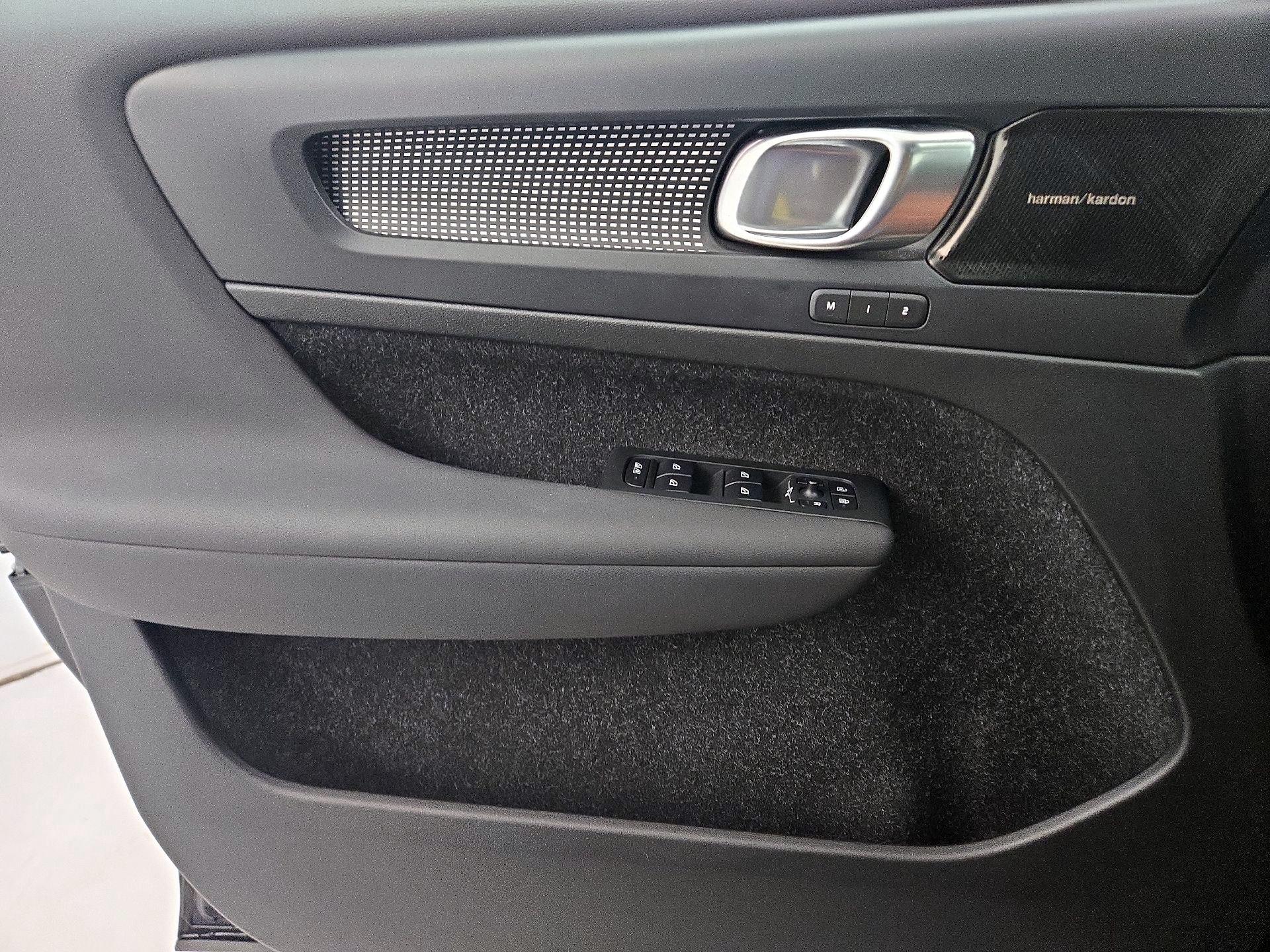 Thumbnail: 2021 Volvo XC40 - 12