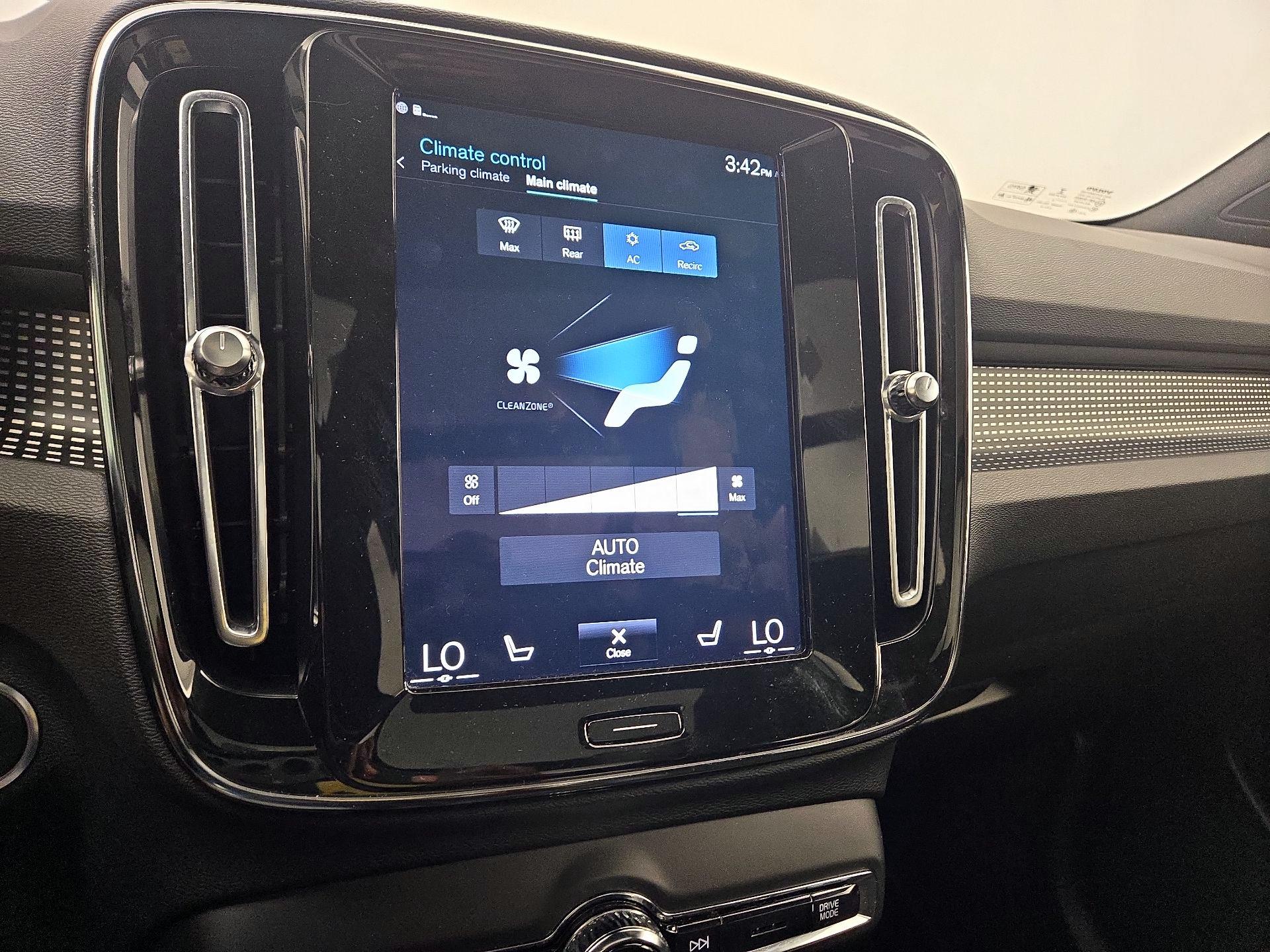 Thumbnail: 2021 Volvo XC40 - 17