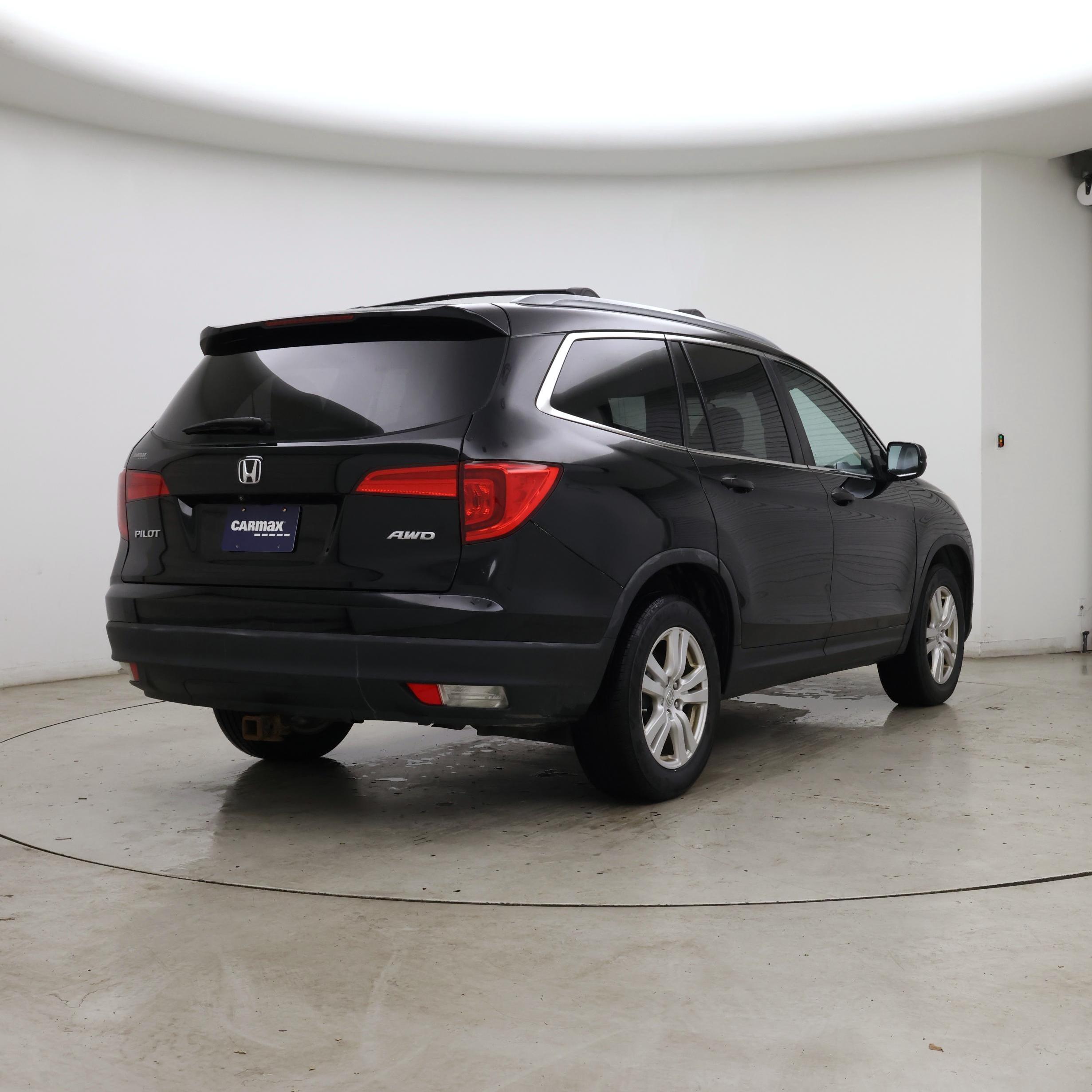 Thumbnail: 2017 Honda Pilot - 8