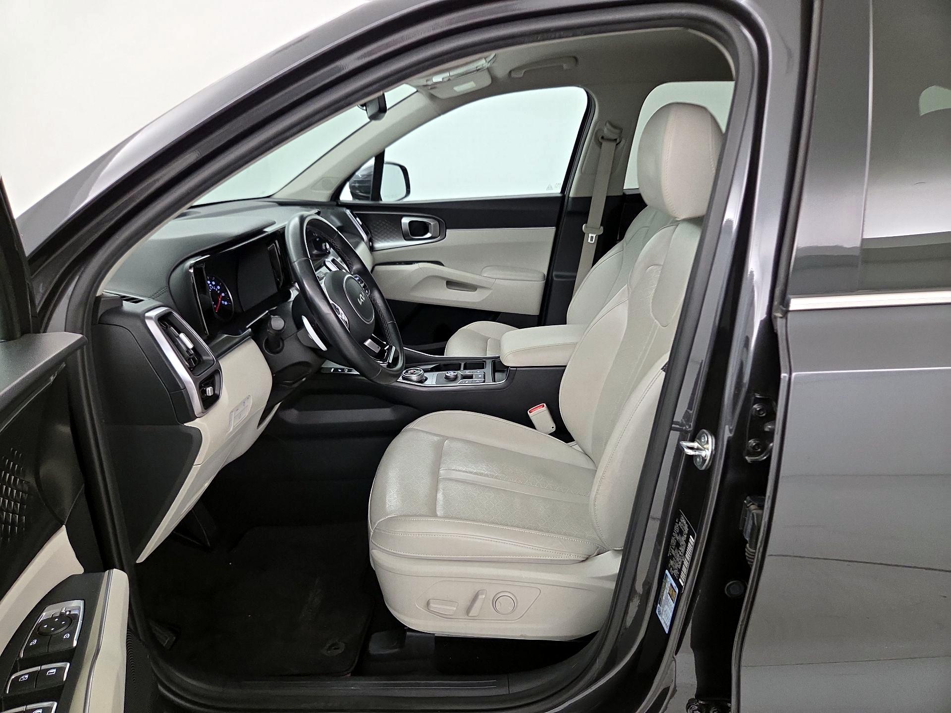 Thumbnail: 2023 Kia Sorento - 11