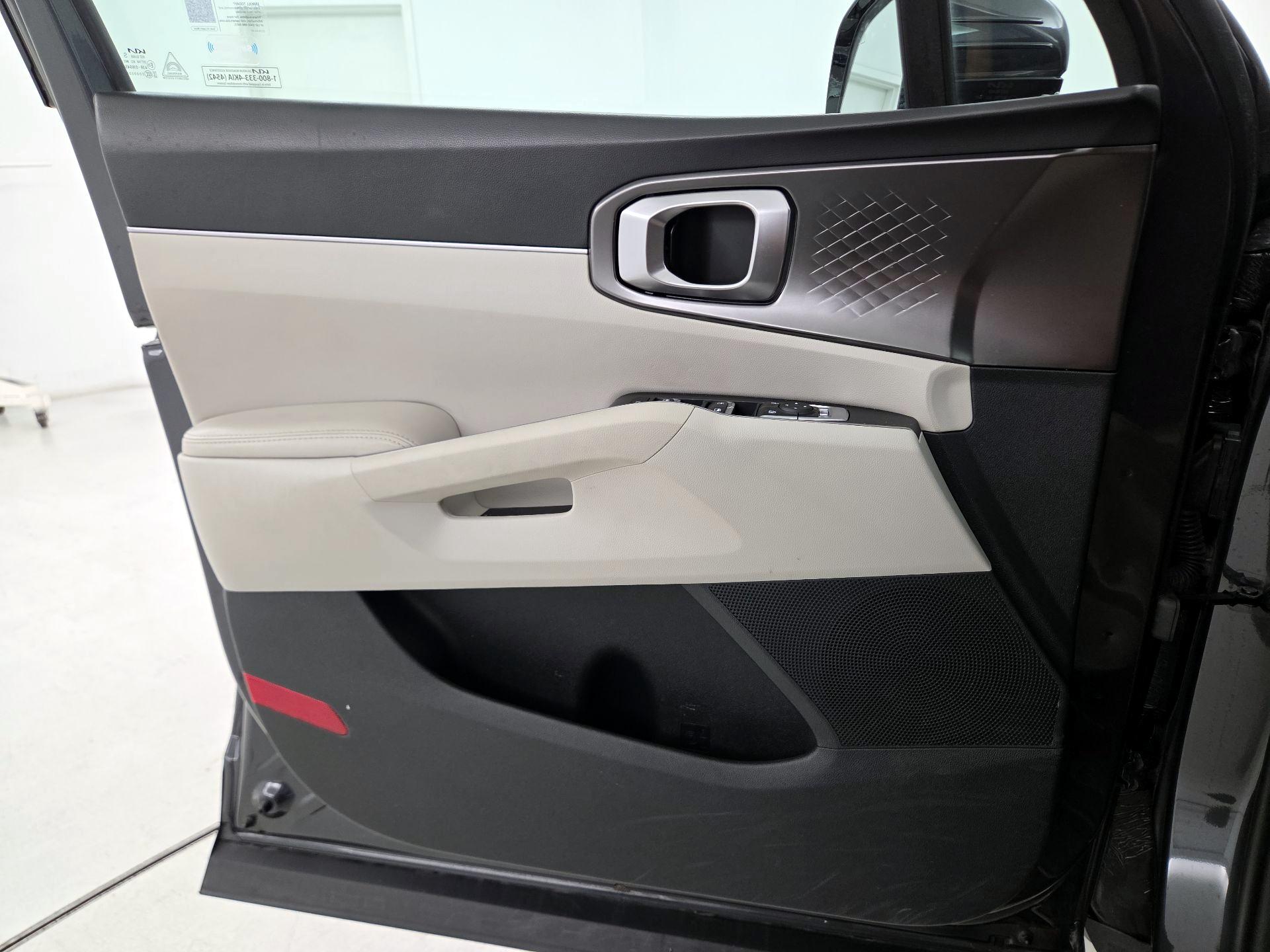 Thumbnail: 2023 Kia Sorento - 12