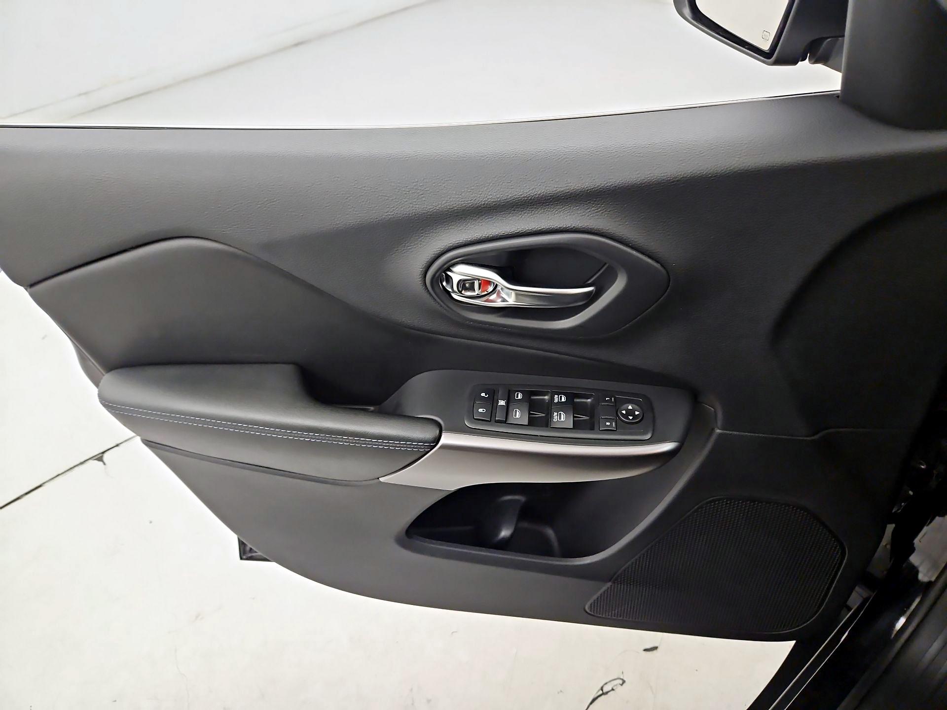 Thumbnail: 2019 Jeep Cherokee - 12