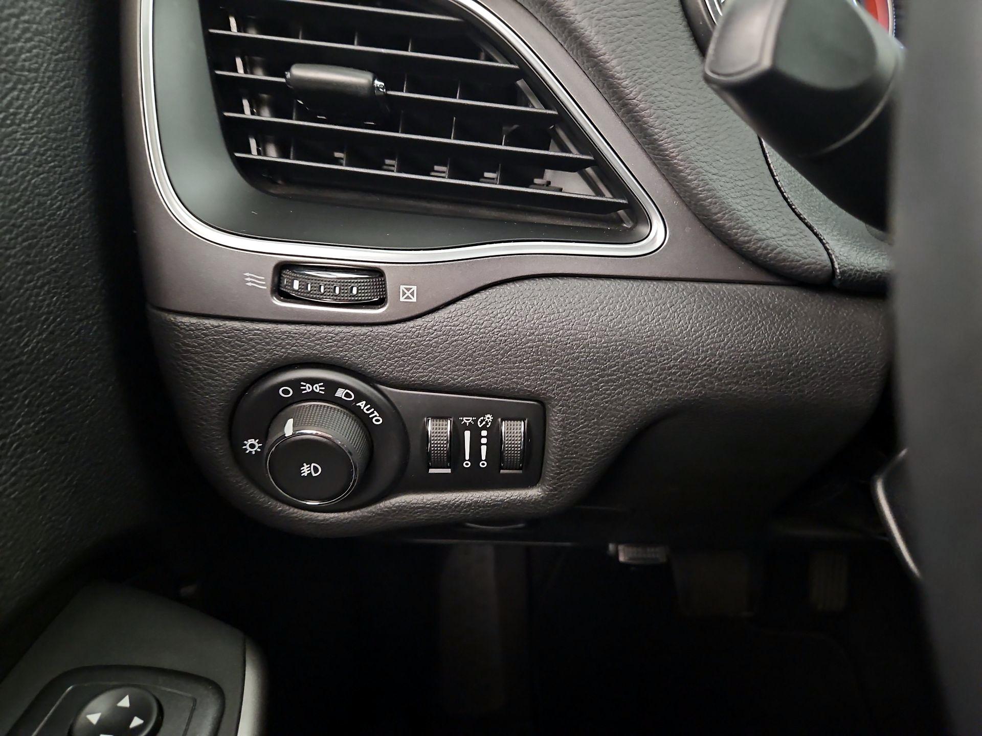 Thumbnail: 2019 Jeep Cherokee - 13