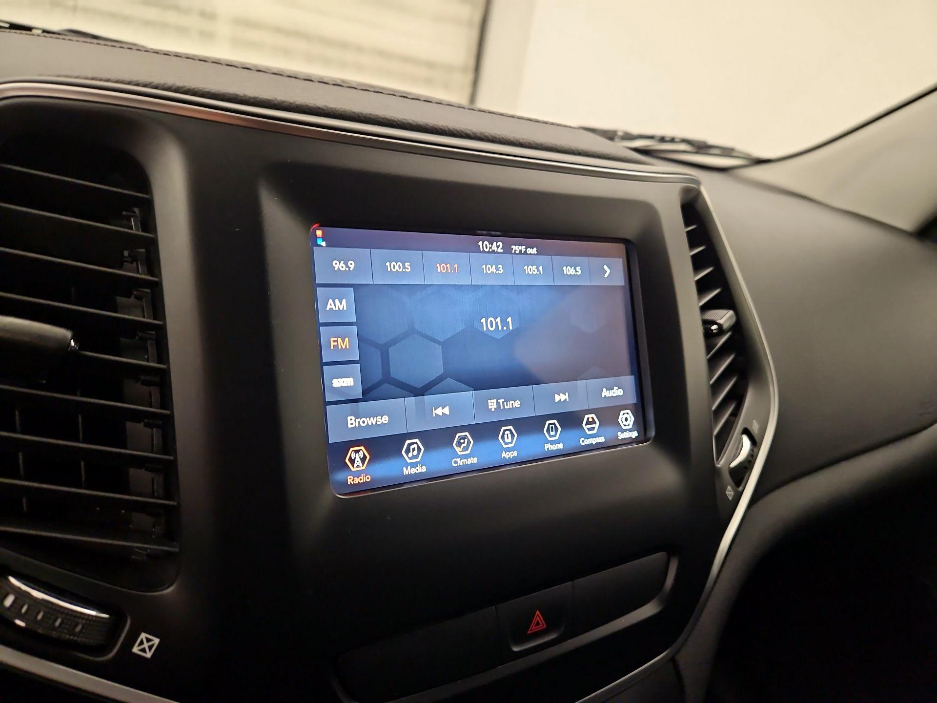 Thumbnail: 2019 Jeep Cherokee - 15
