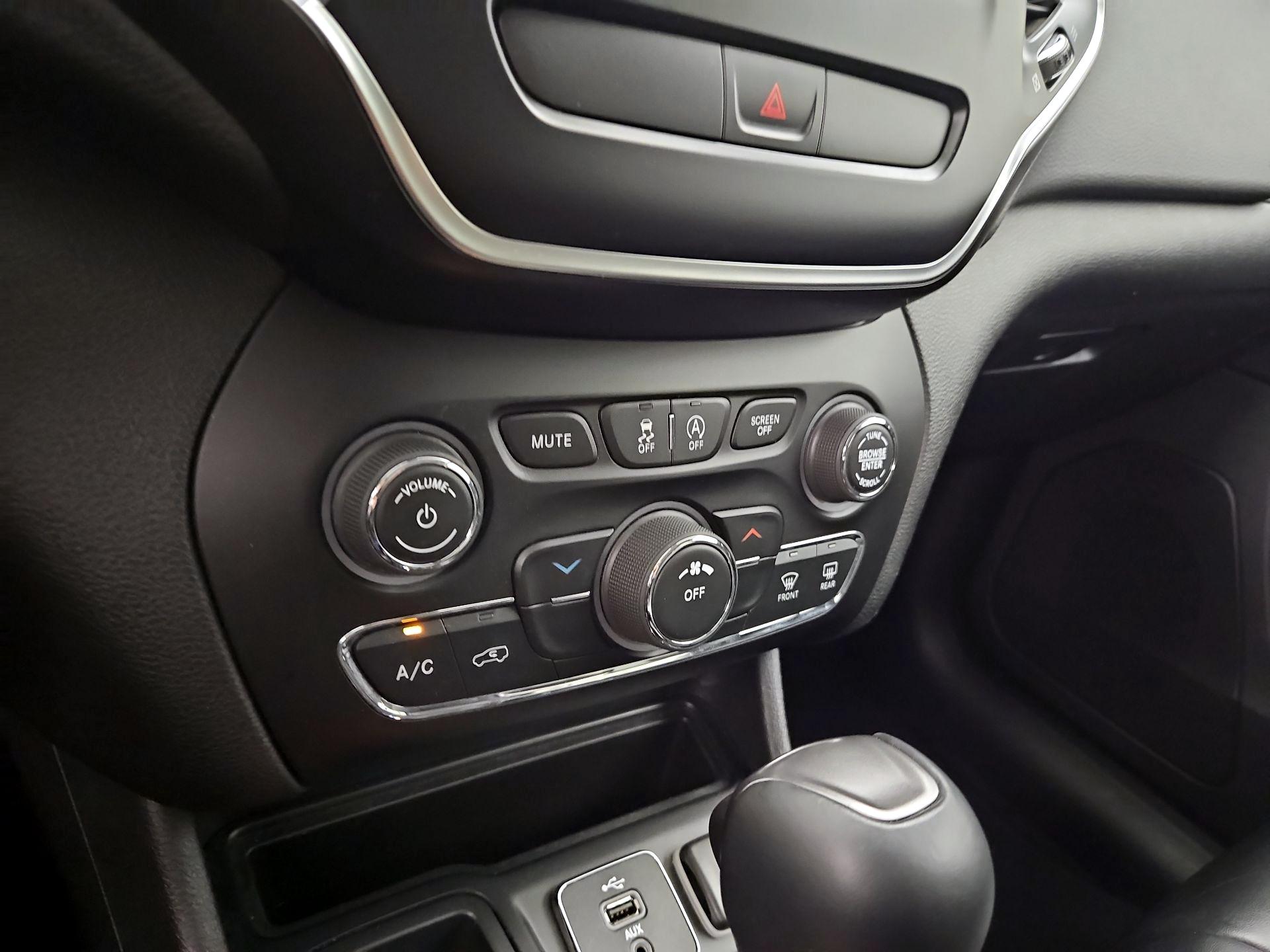 Thumbnail: 2019 Jeep Cherokee - 16