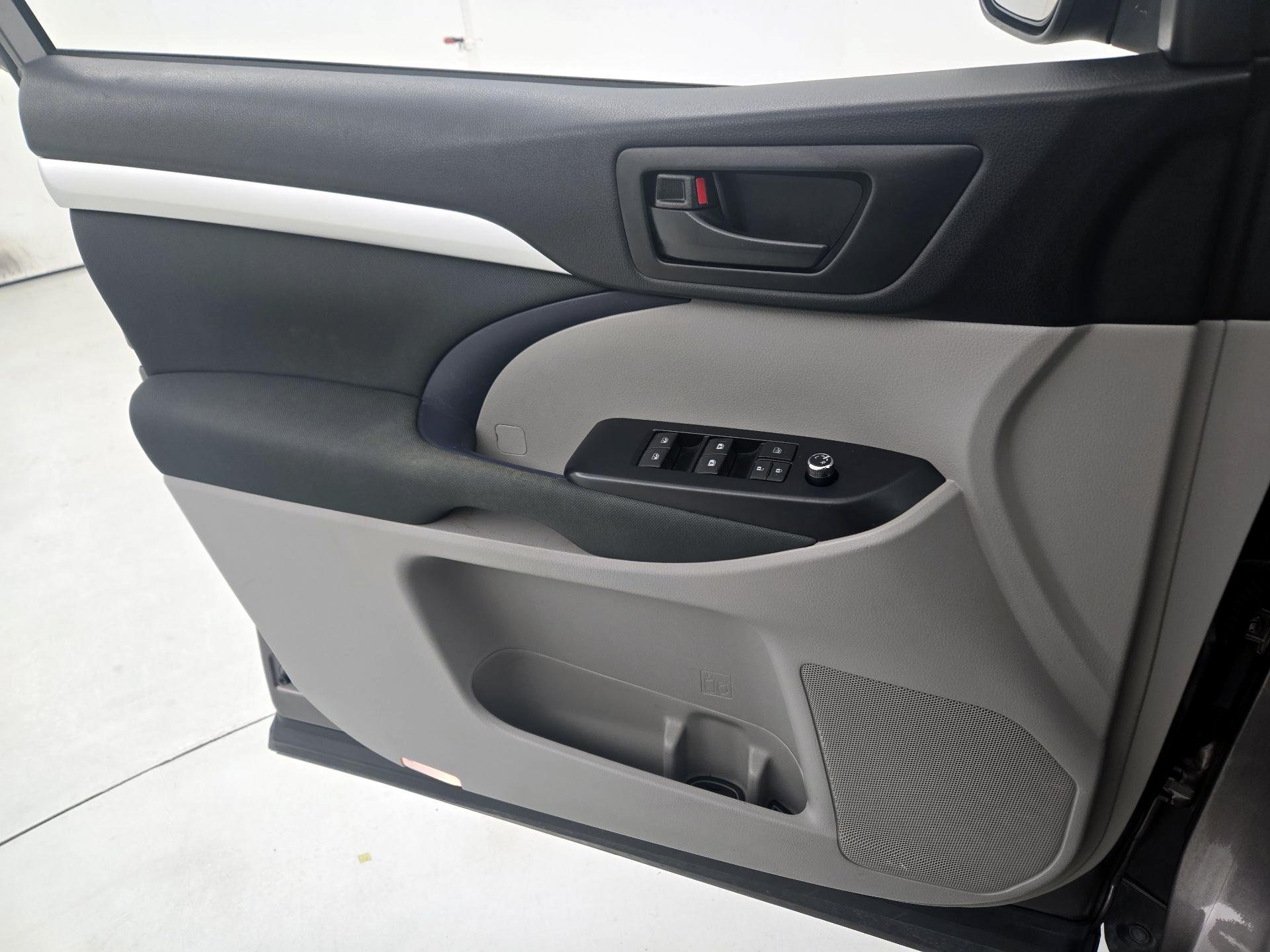 Thumbnail: 2019 Toyota Highlander - 12