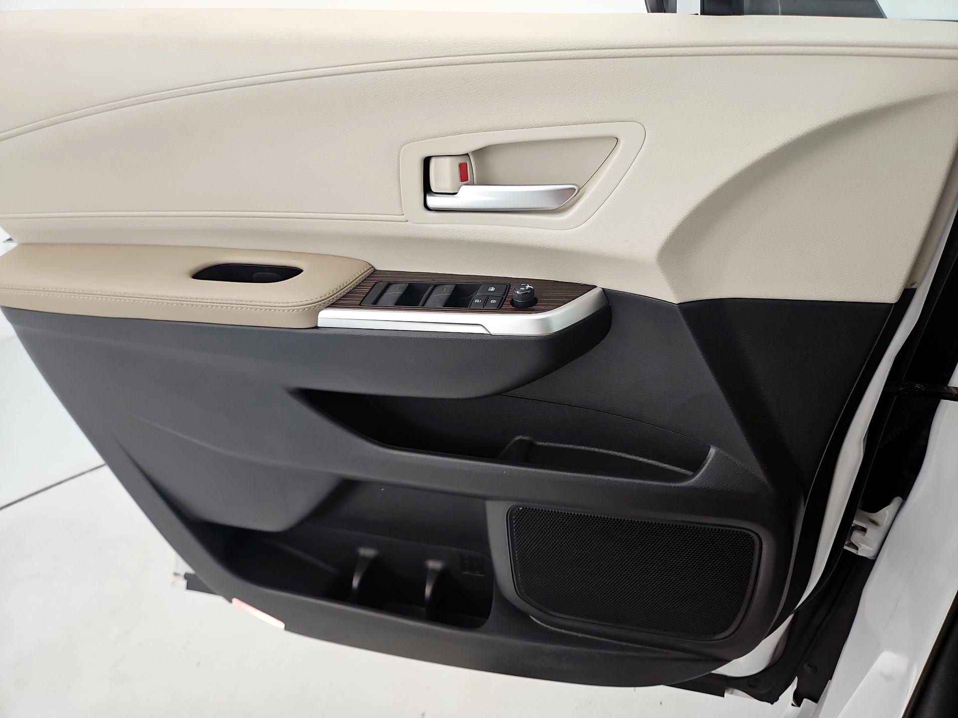 Thumbnail: 2022 Toyota Sienna - 12