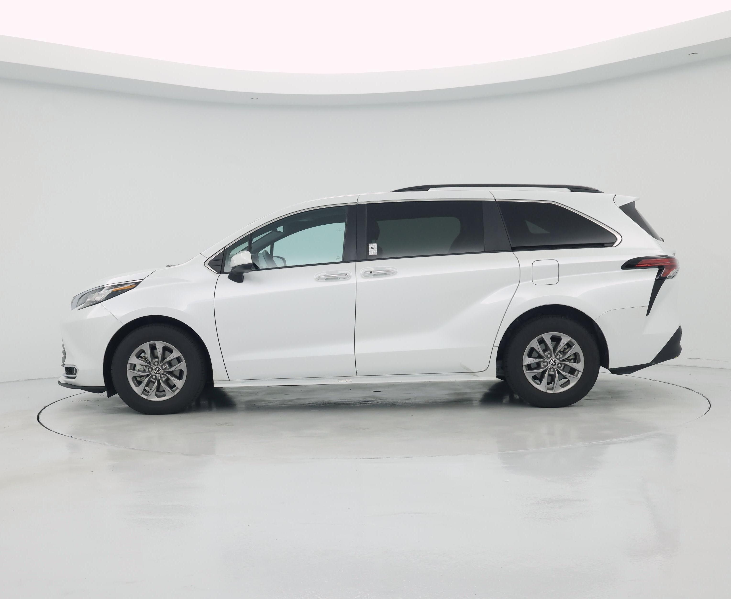 Thumbnail: 2022 Toyota Sienna - 3