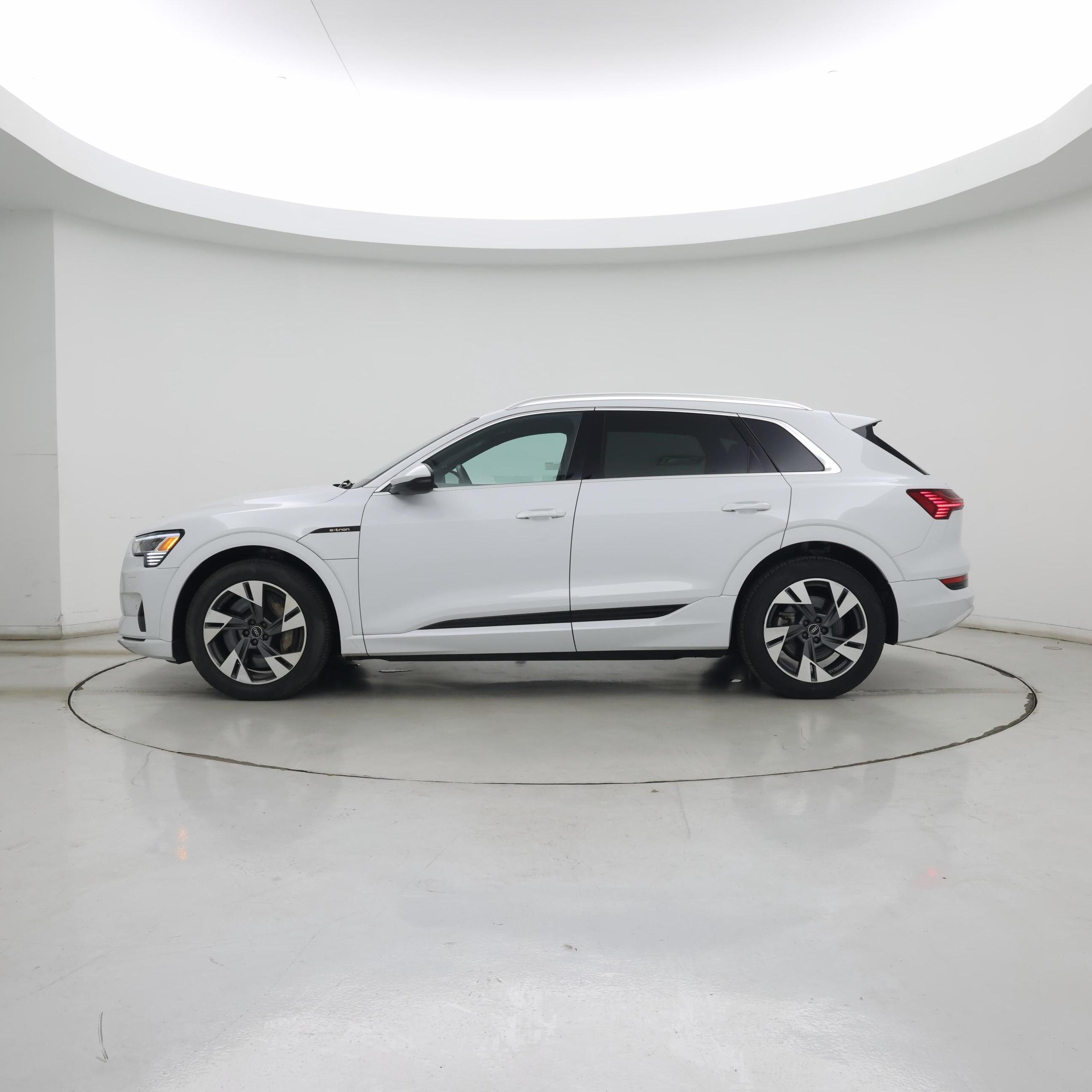 Thumbnail: 2022 Audi e-tron - 3