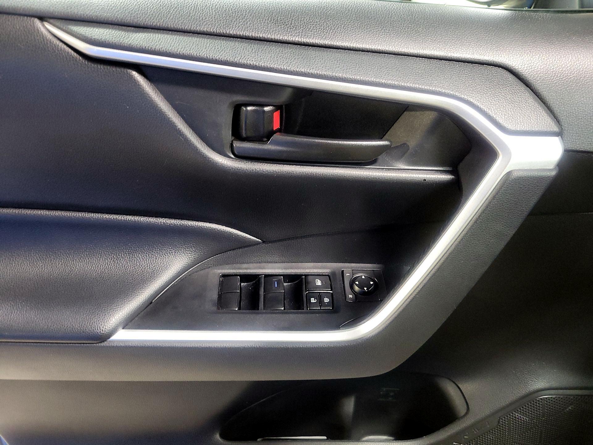 Thumbnail: 2020 Toyota RAV4 - 12