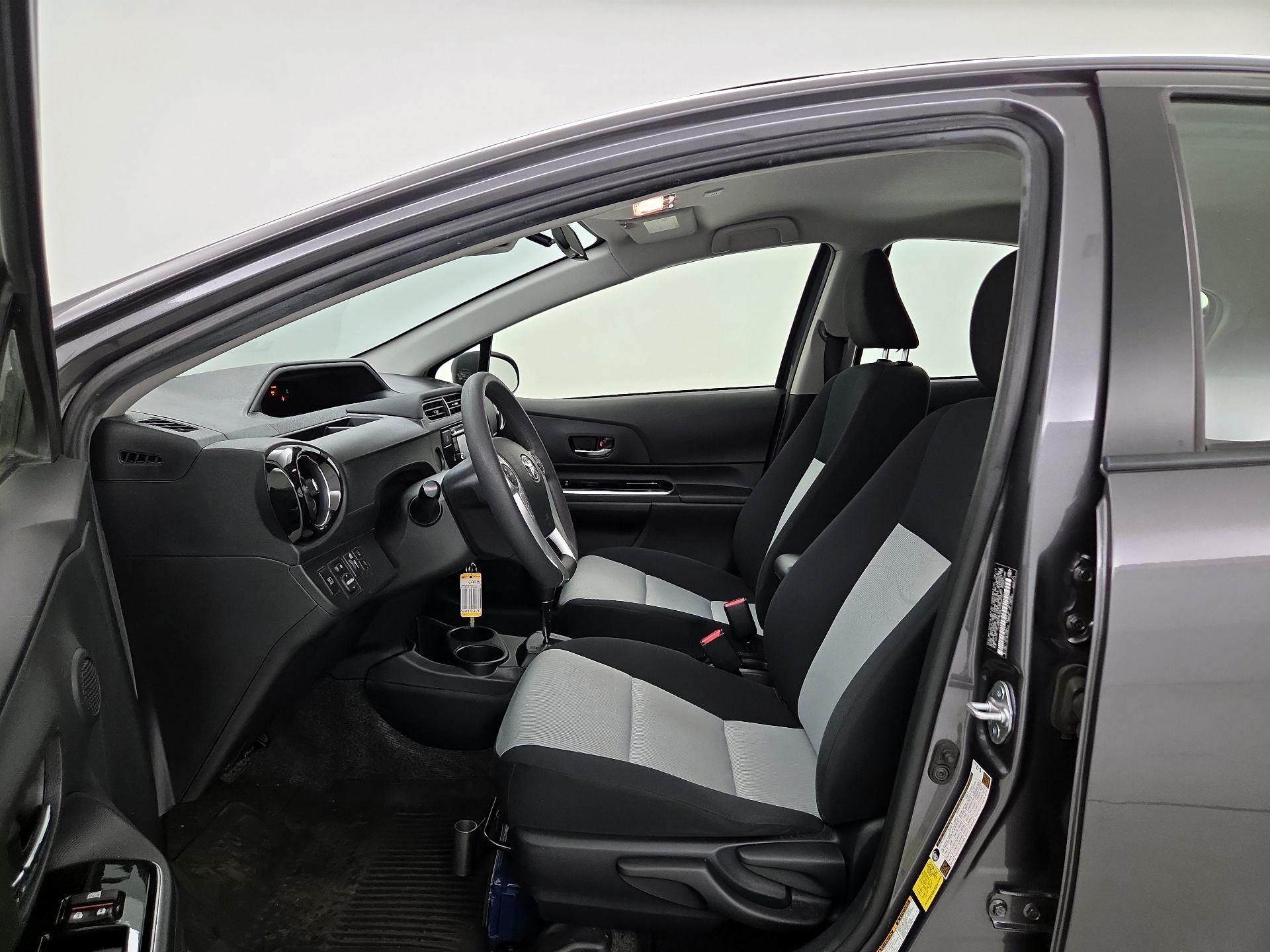 Thumbnail: 2017 Toyota Prius c - 11