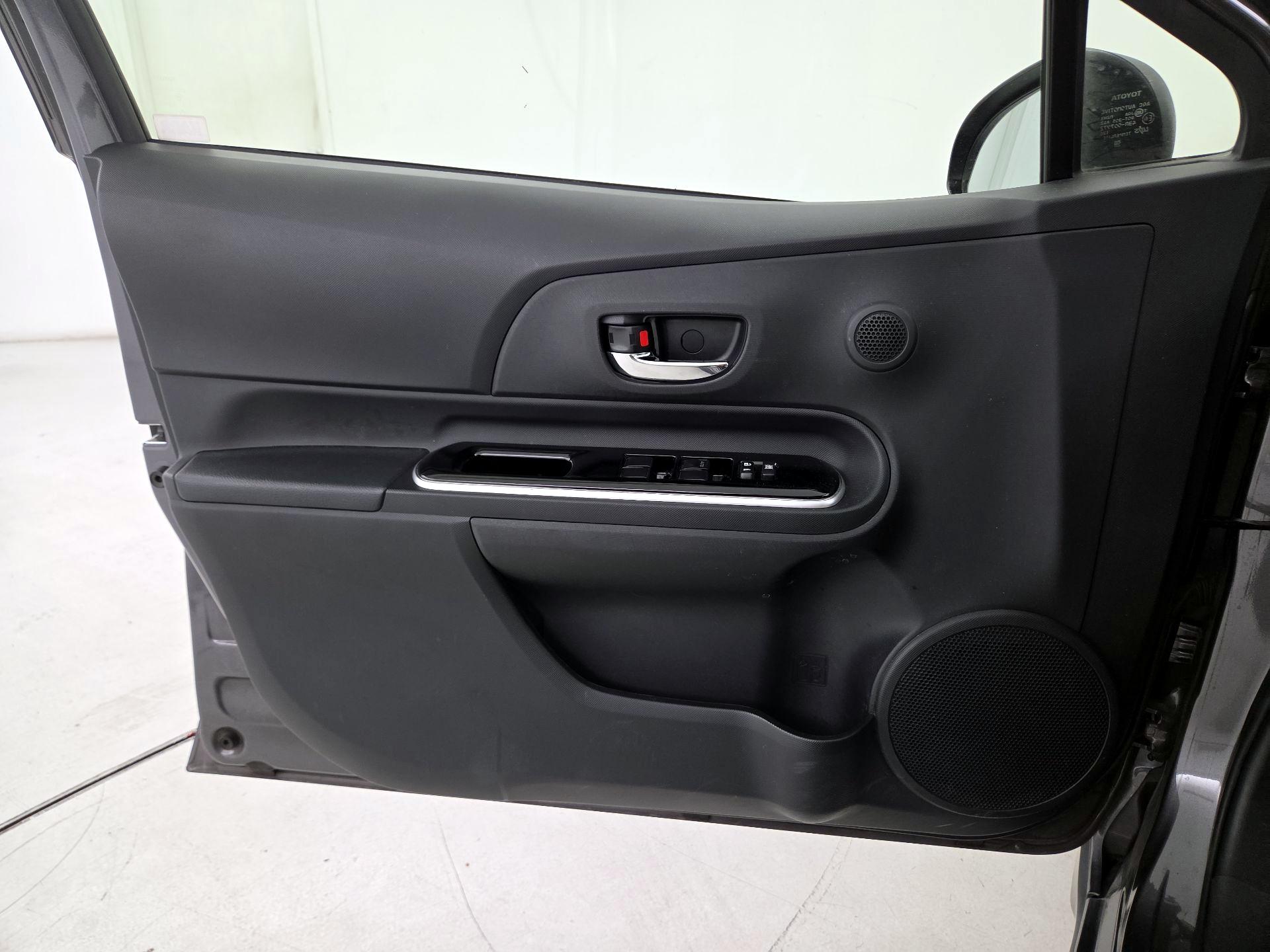 Thumbnail: 2017 Toyota Prius c - 12