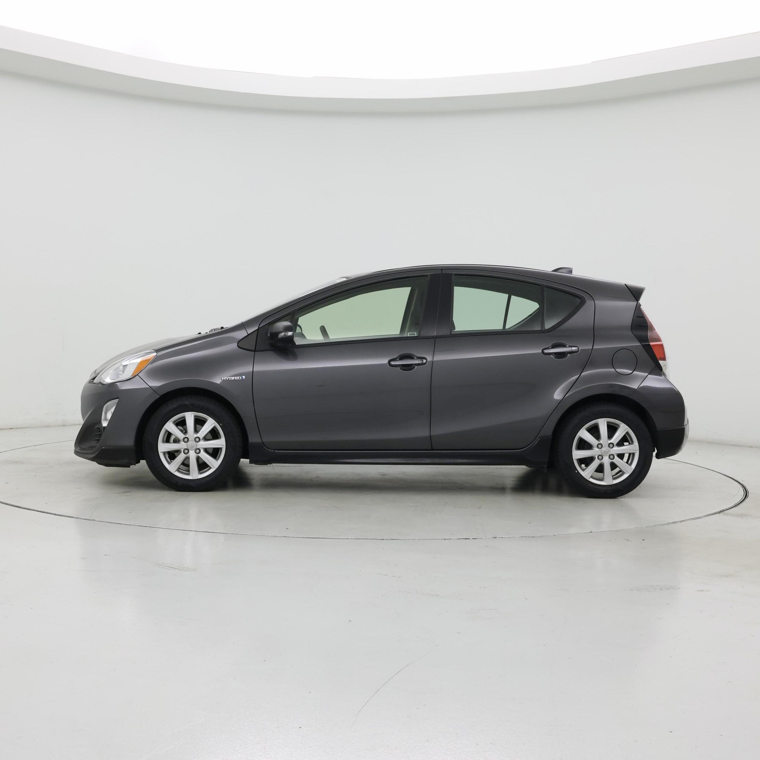 Thumbnail: 2017 Toyota Prius c - 3