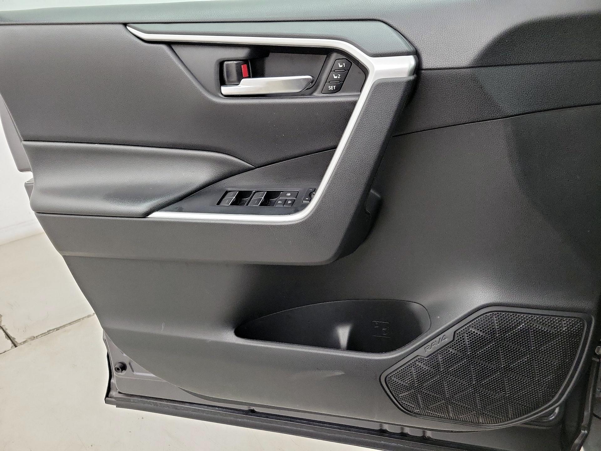 Thumbnail: 2022 Toyota RAV4 - 10