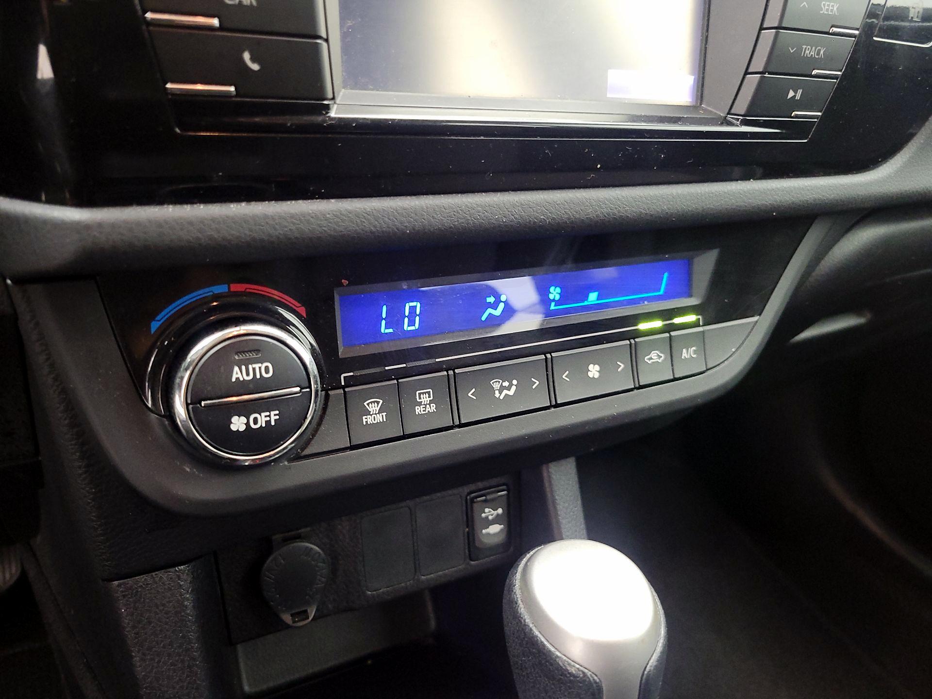 Thumbnail: 2015 Toyota Corolla - 16