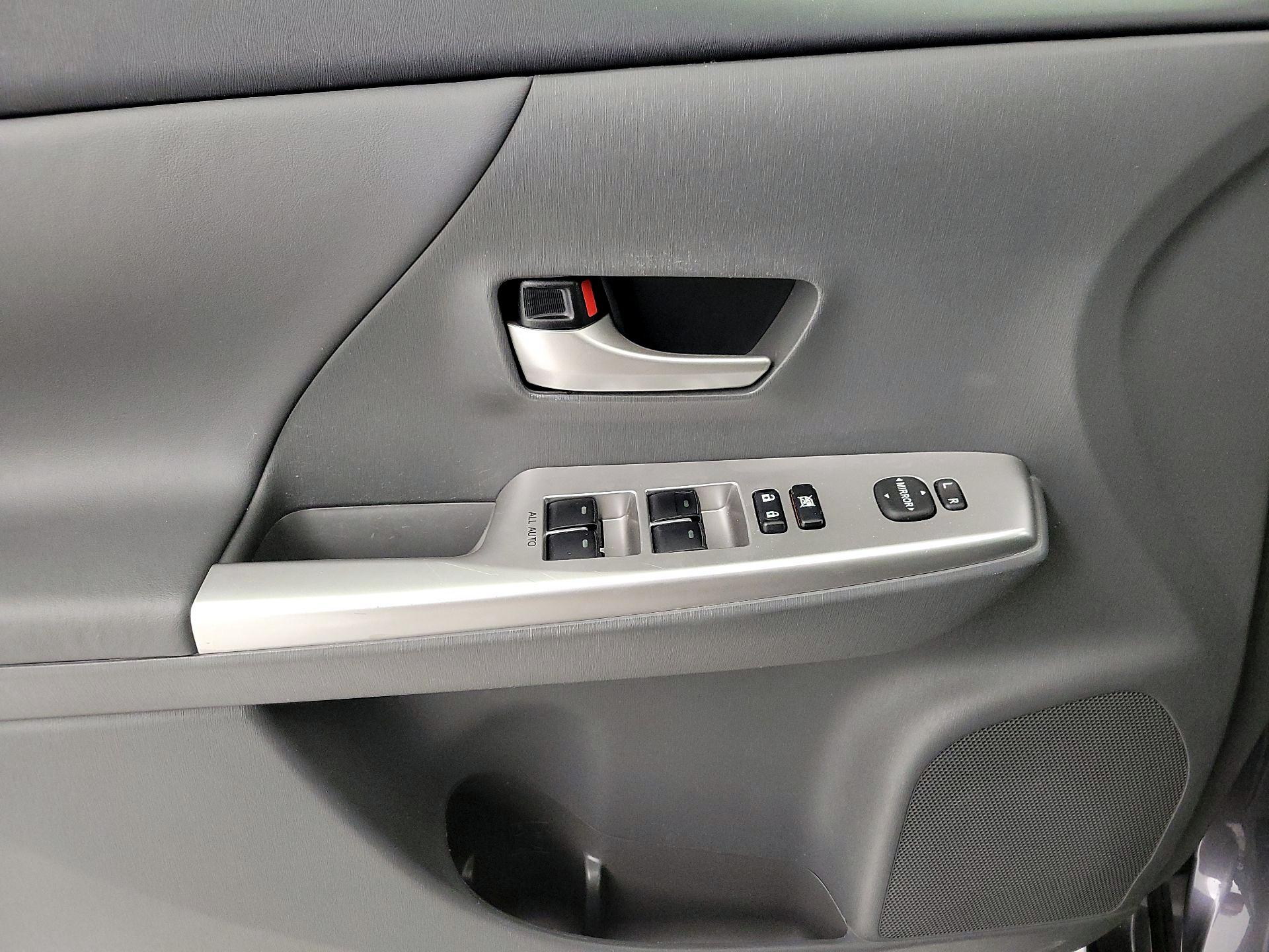 Thumbnail: 2014 Toyota Prius v - 12