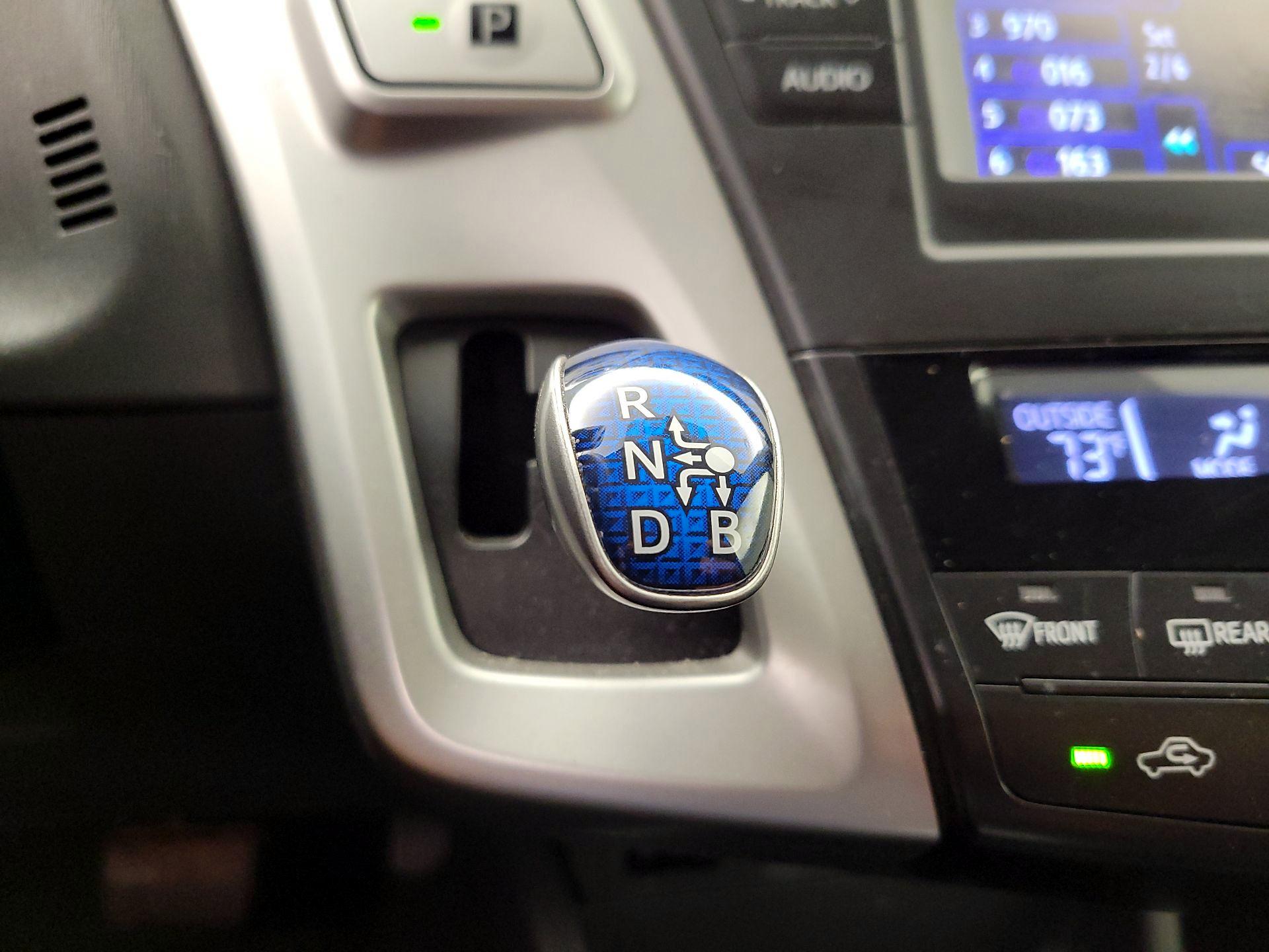 Thumbnail: 2014 Toyota Prius v - 17