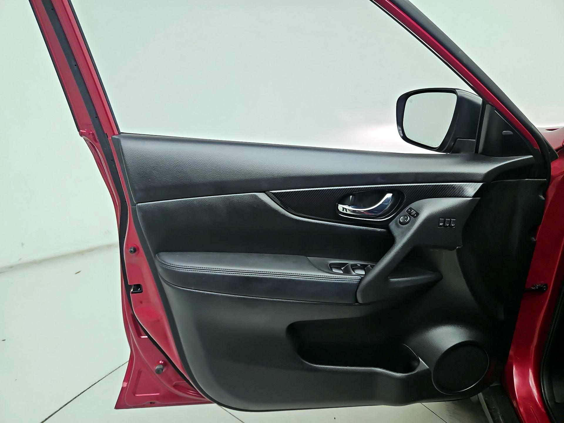 Thumbnail: 2017 Nissan Rogue - 12