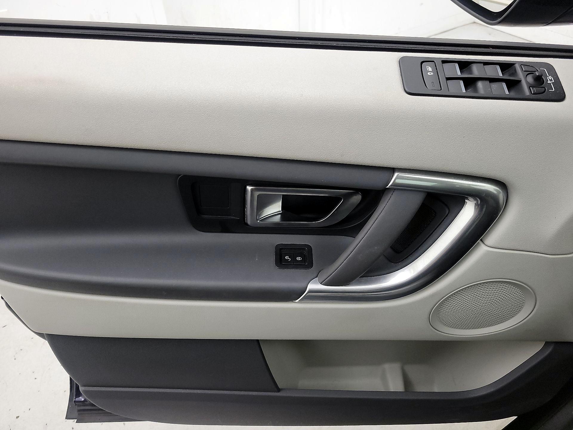 Thumbnail: 2019 Land Rover Discovery Sport - 12