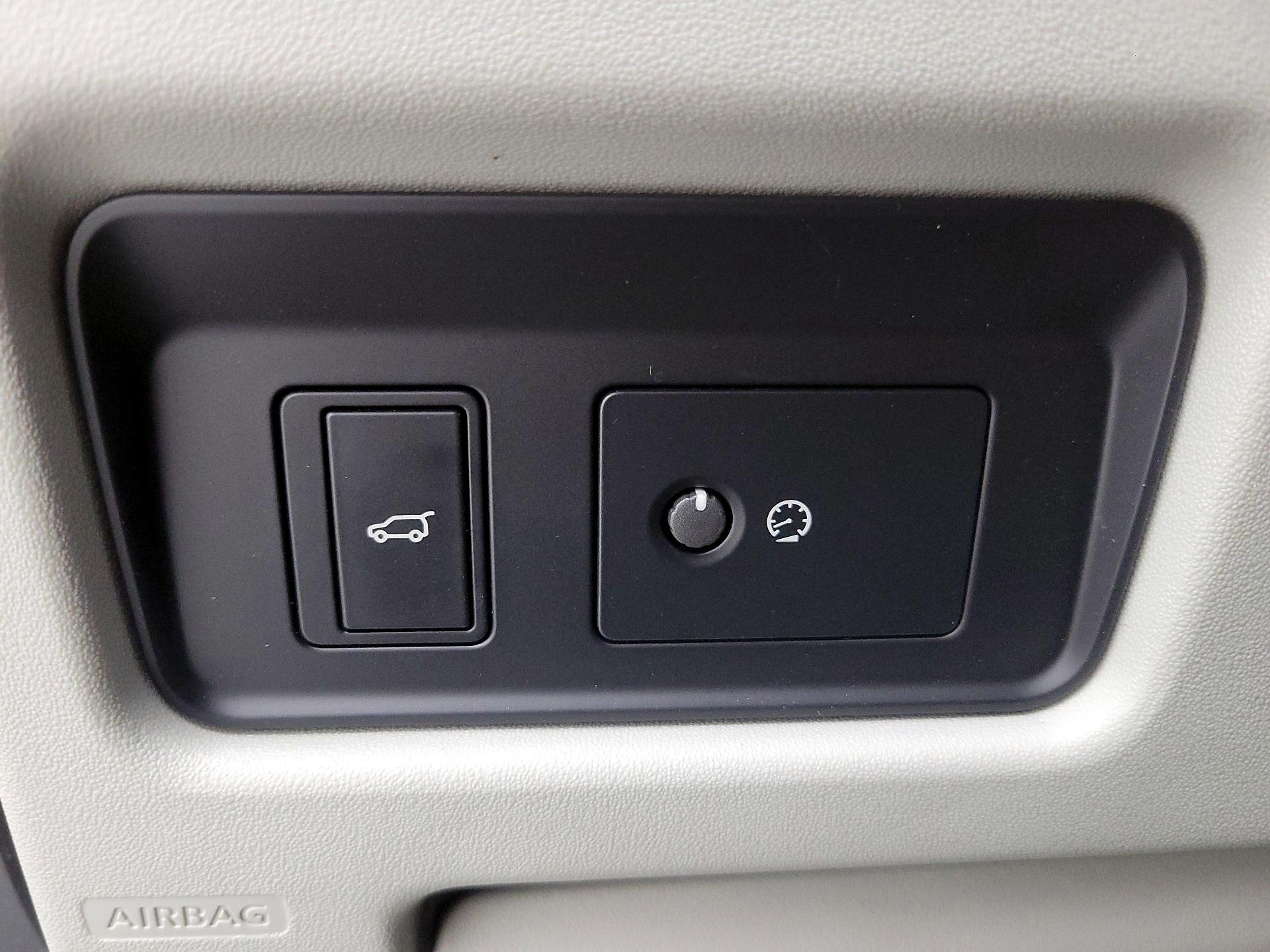 Thumbnail: 2019 Land Rover Discovery Sport - 13