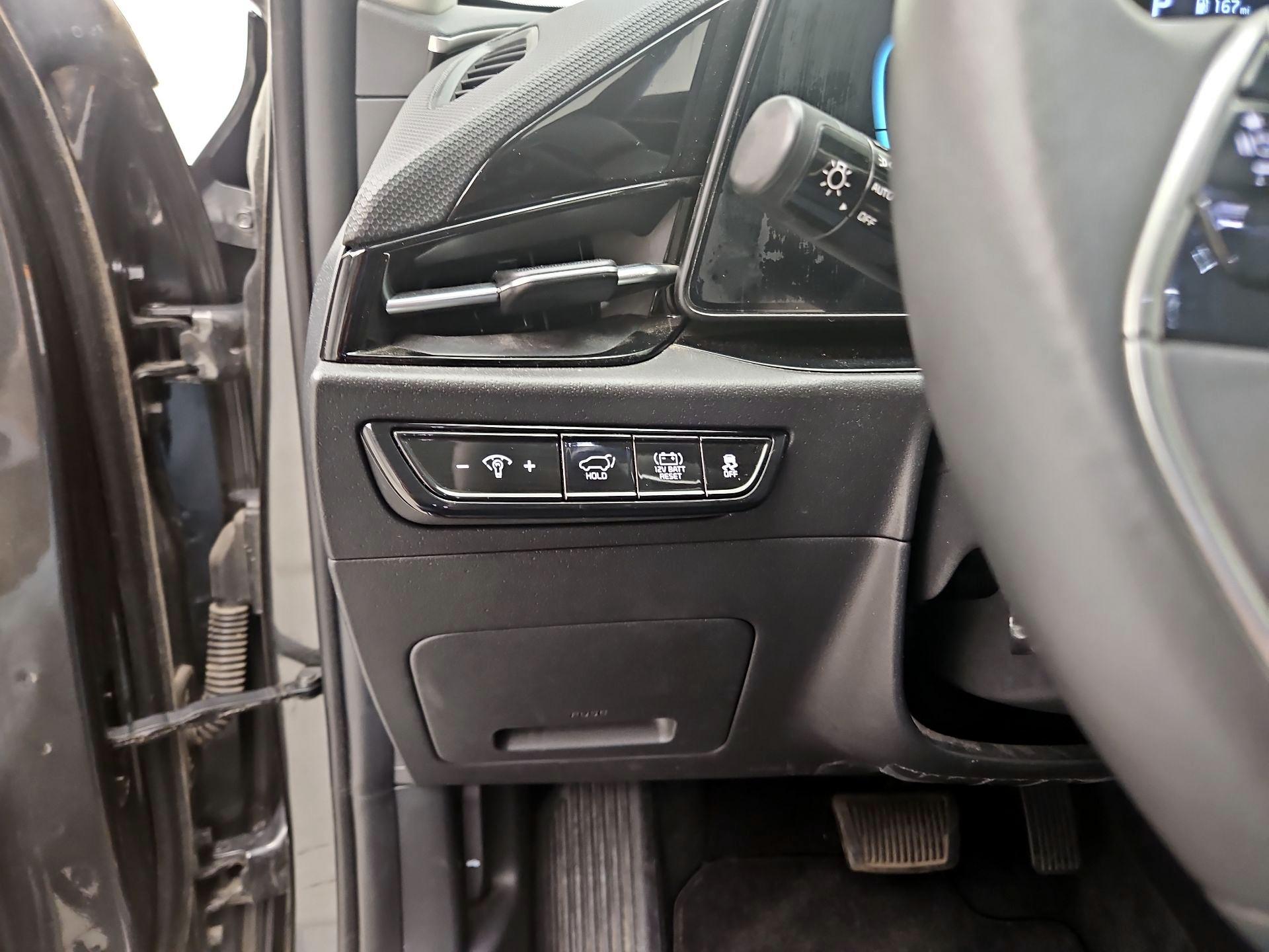 Thumbnail: 2023 Kia Niro - 13