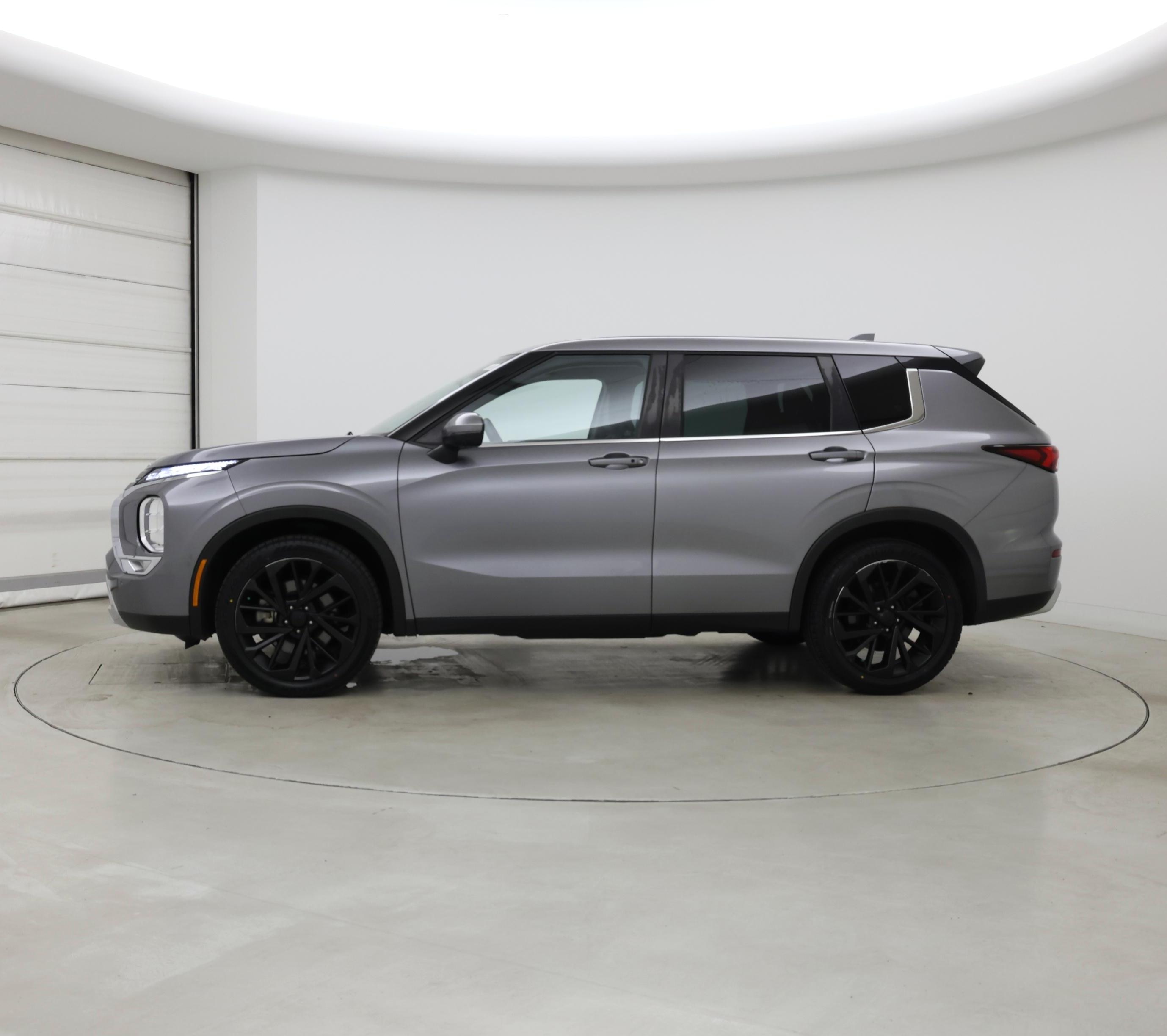 Thumbnail: 2023 Mitsubishi Outlander - 3