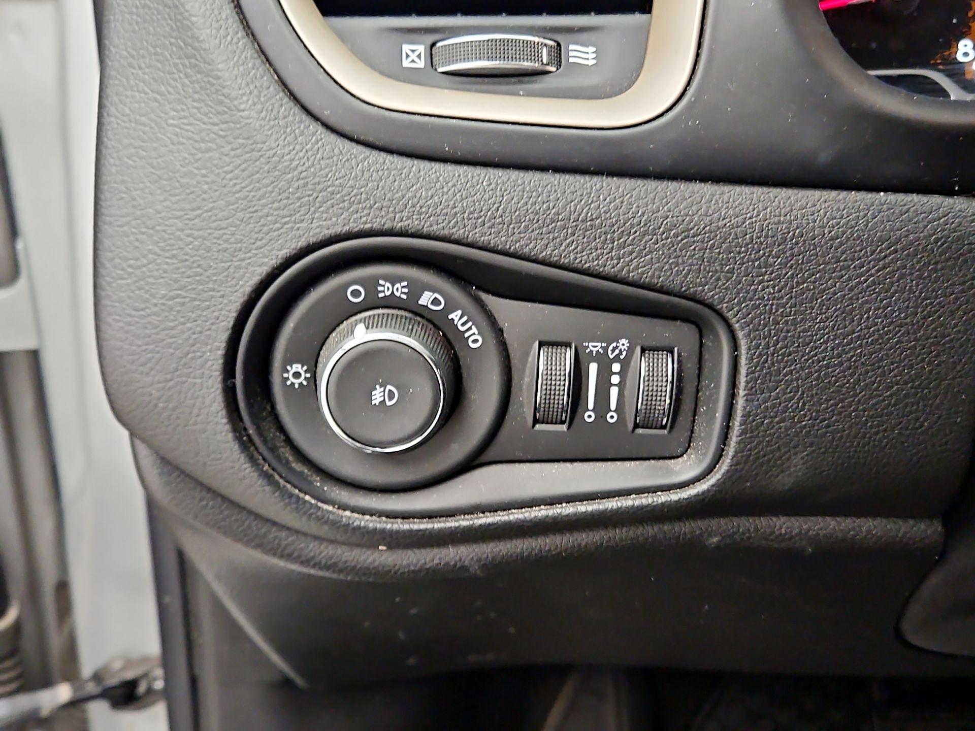 Thumbnail: 2017 Jeep Renegade - 13