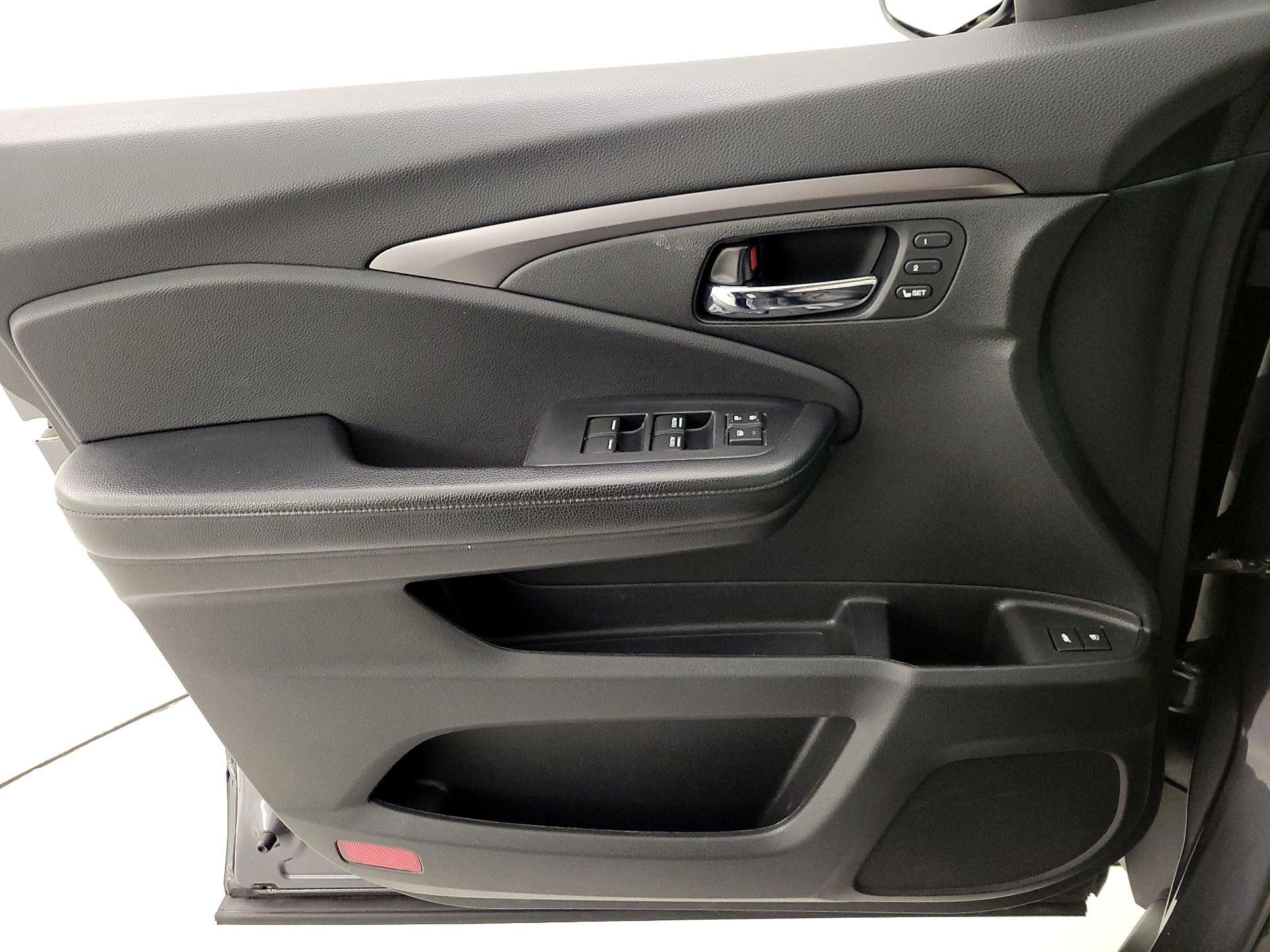 Thumbnail: 2019 Honda Pilot - 12