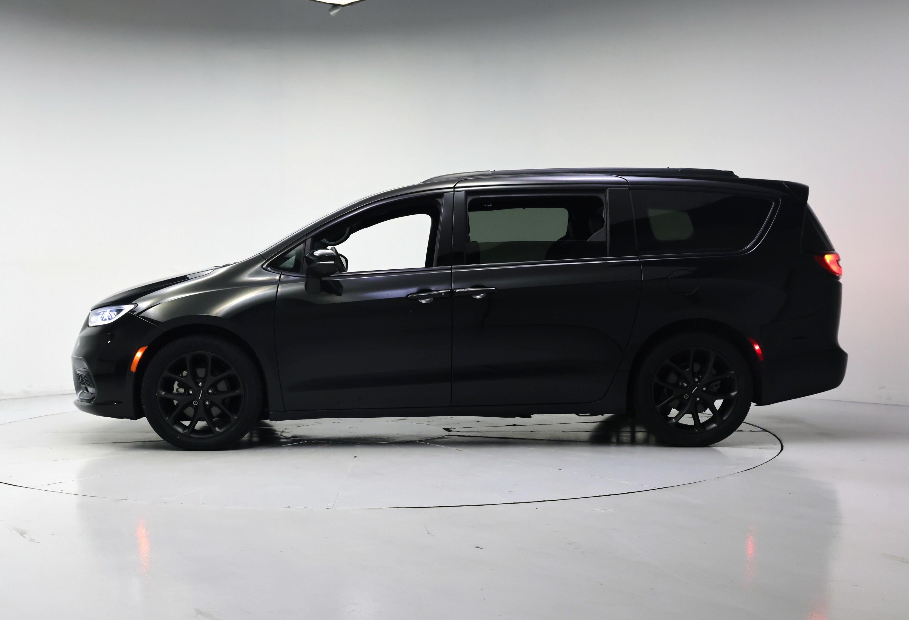 Thumbnail: 2023 Chrysler Pacifica - 3
