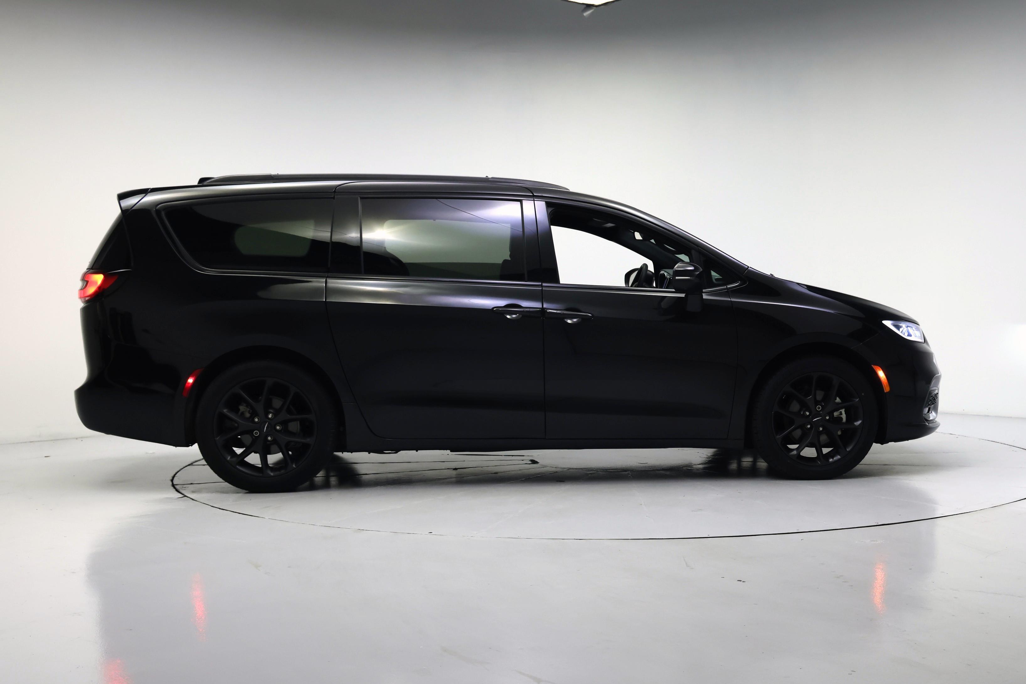 Thumbnail: 2023 Chrysler Pacifica - 7