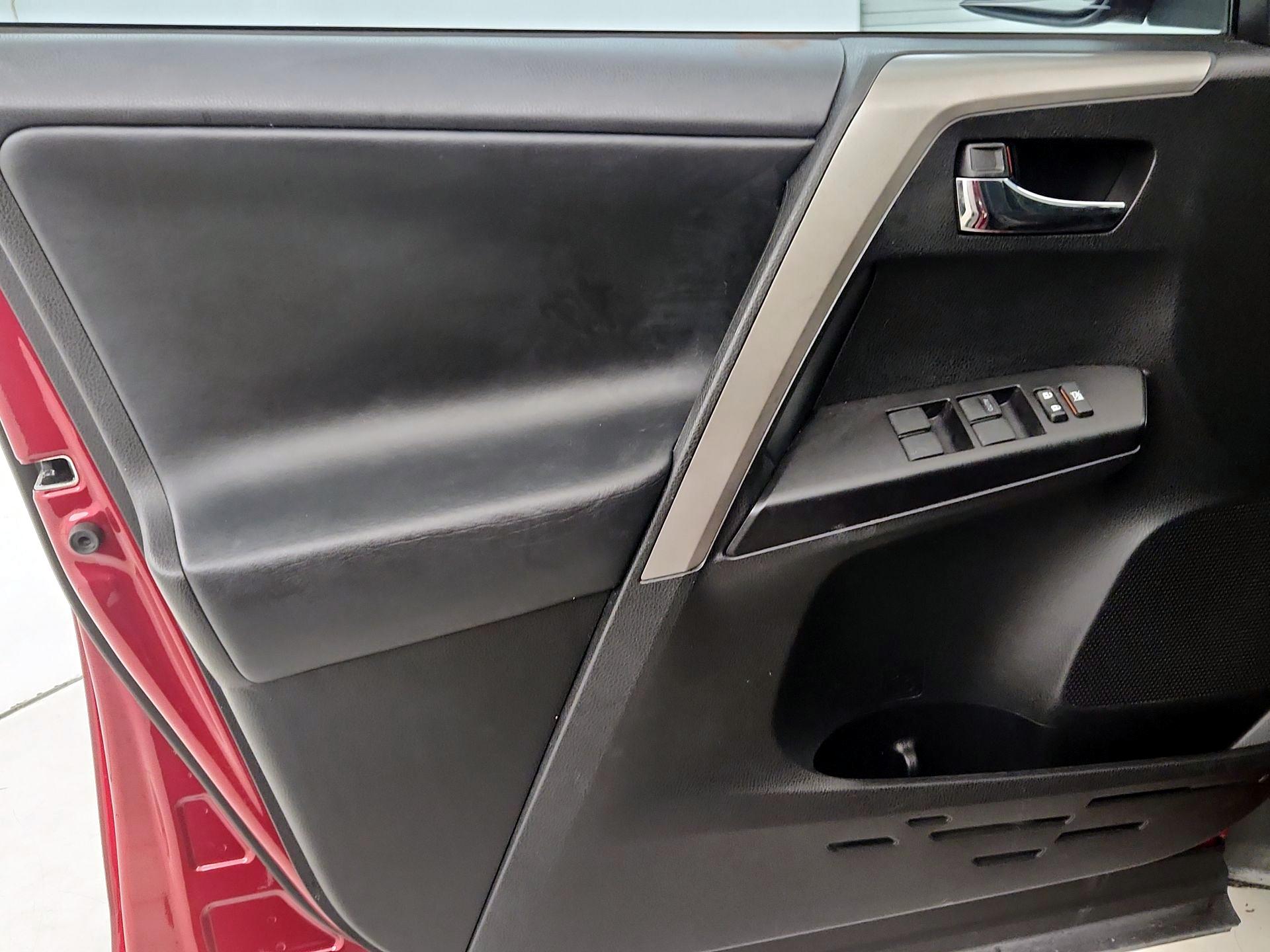 Thumbnail: 2018 Toyota RAV4 - 12