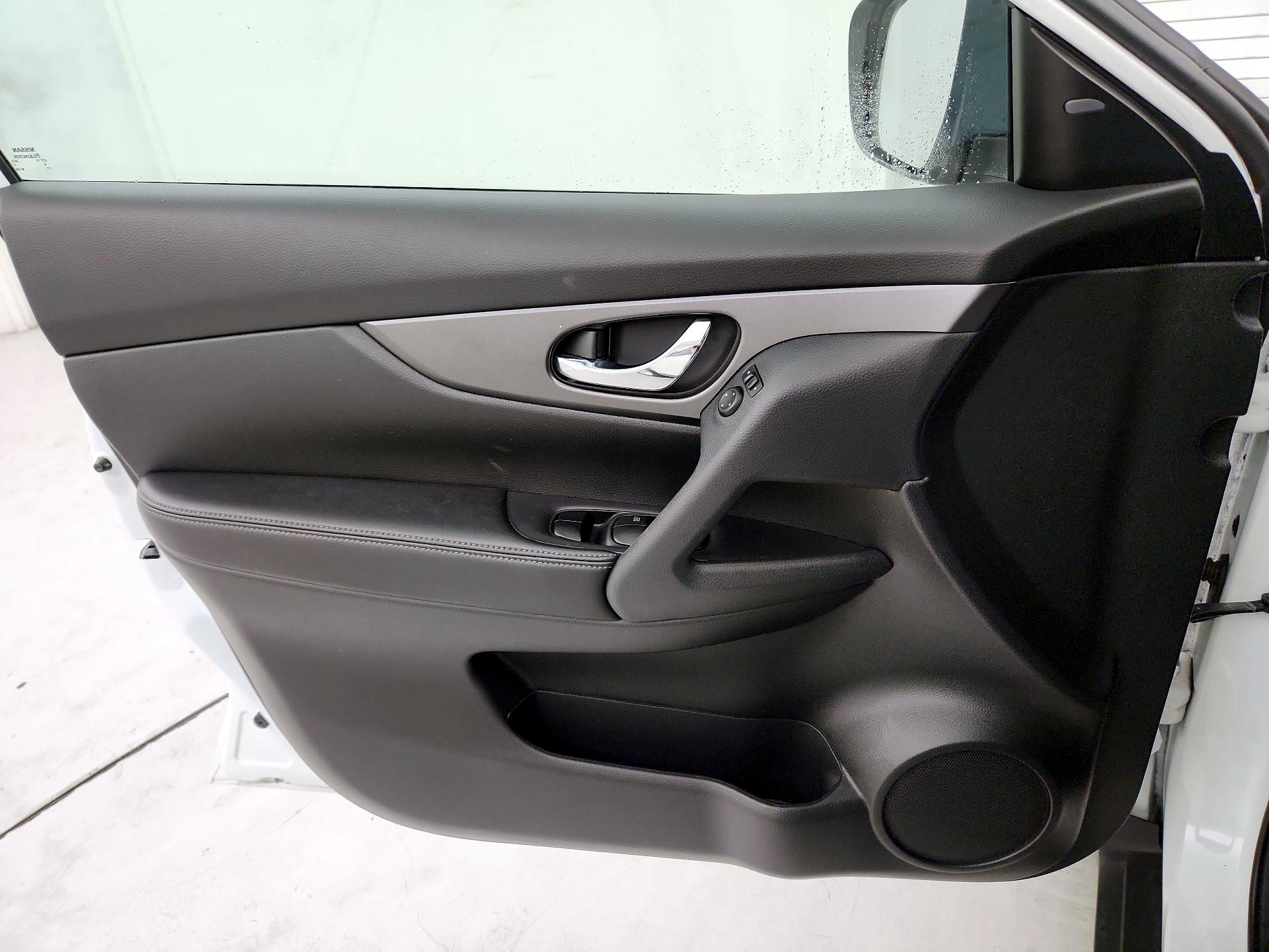 Thumbnail: 2015 Nissan Rogue - 12
