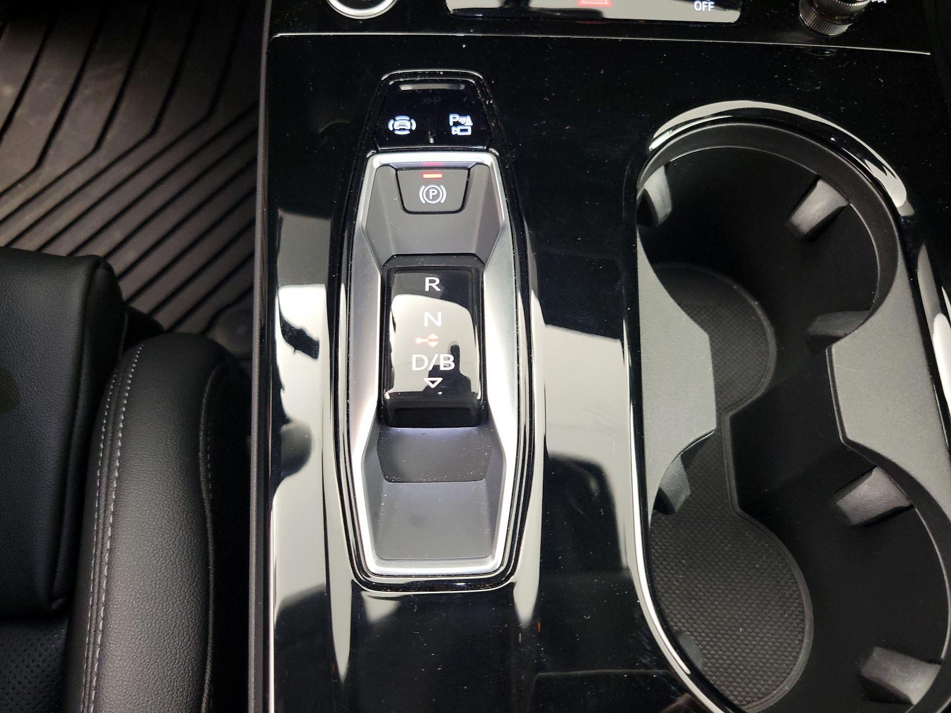 Thumbnail: 2025 Audi Q6 e-tron - 17