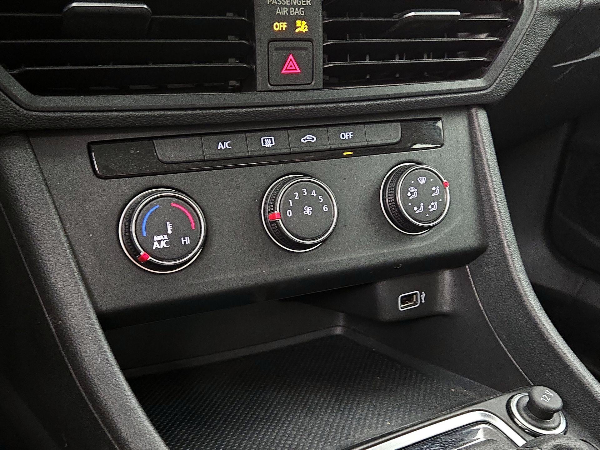 Thumbnail: 2019 Volkswagen Jetta - 16