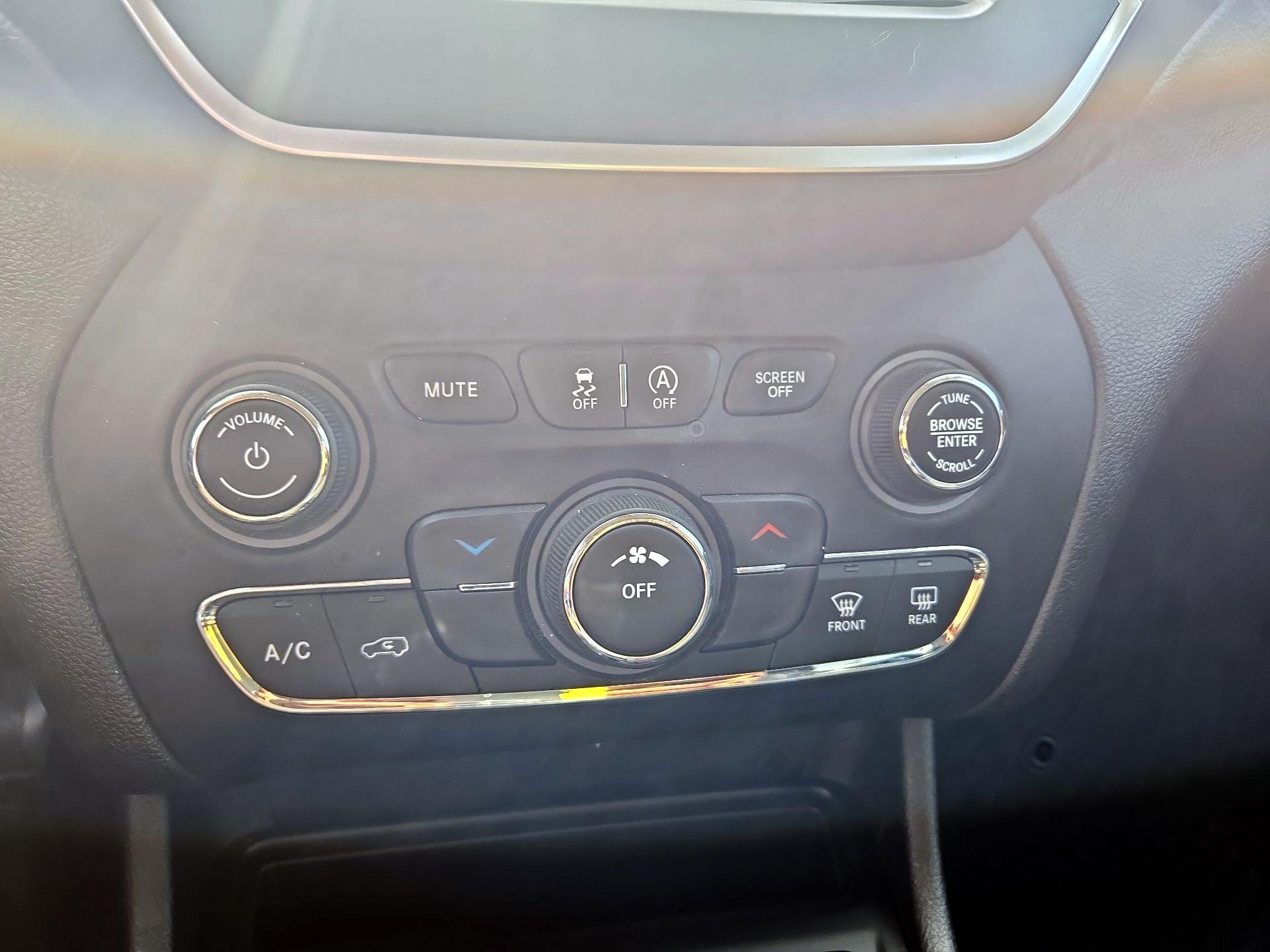 Thumbnail: 2019 Jeep Cherokee - 16