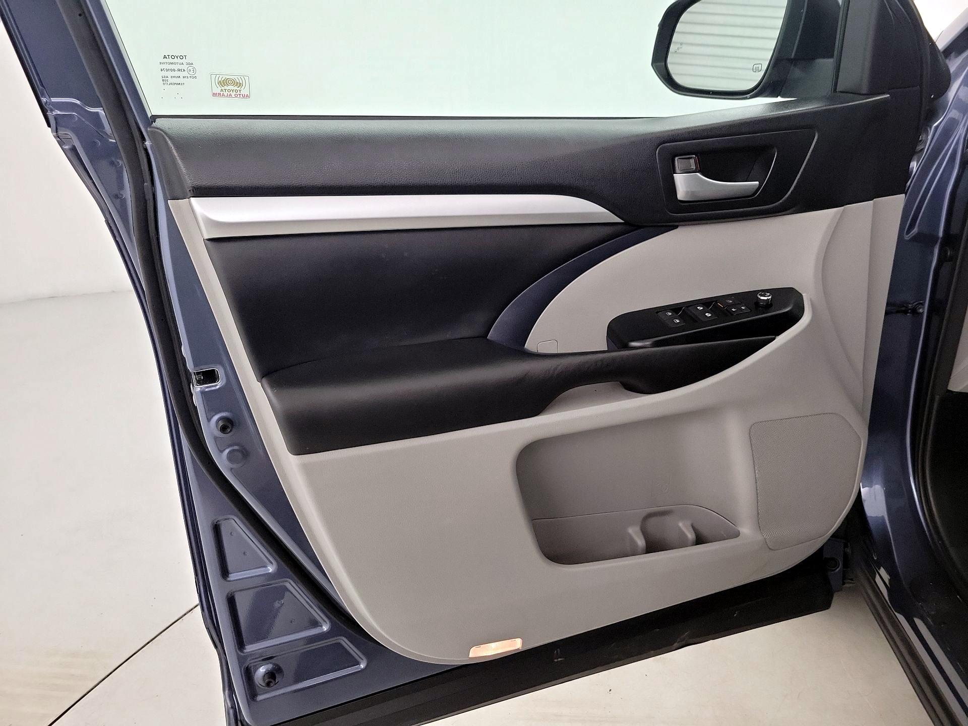 Thumbnail: 2018 Toyota Highlander - 12