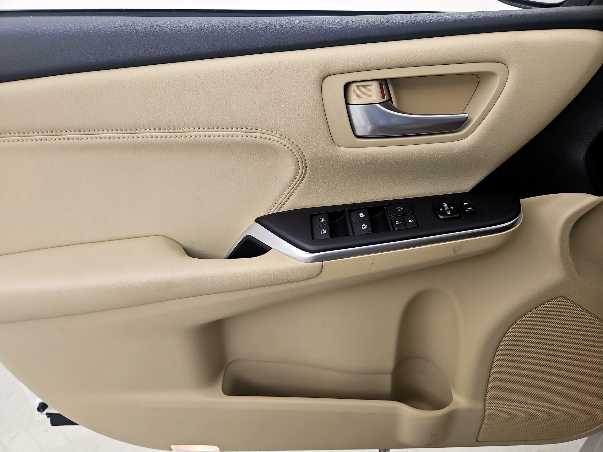 Thumbnail: 2017 Toyota Camry - 10