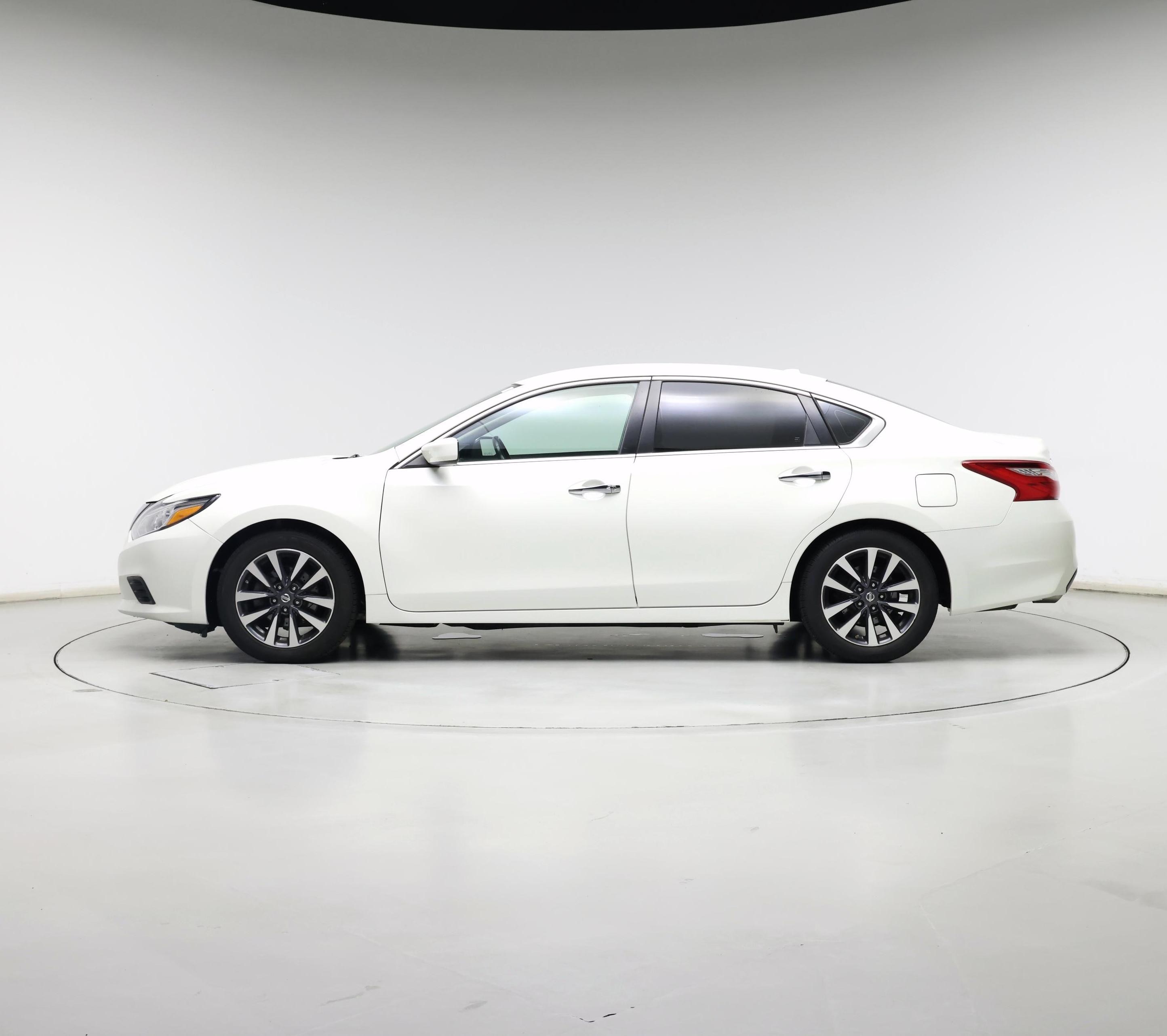 Thumbnail: 2017 Nissan Altima - 3