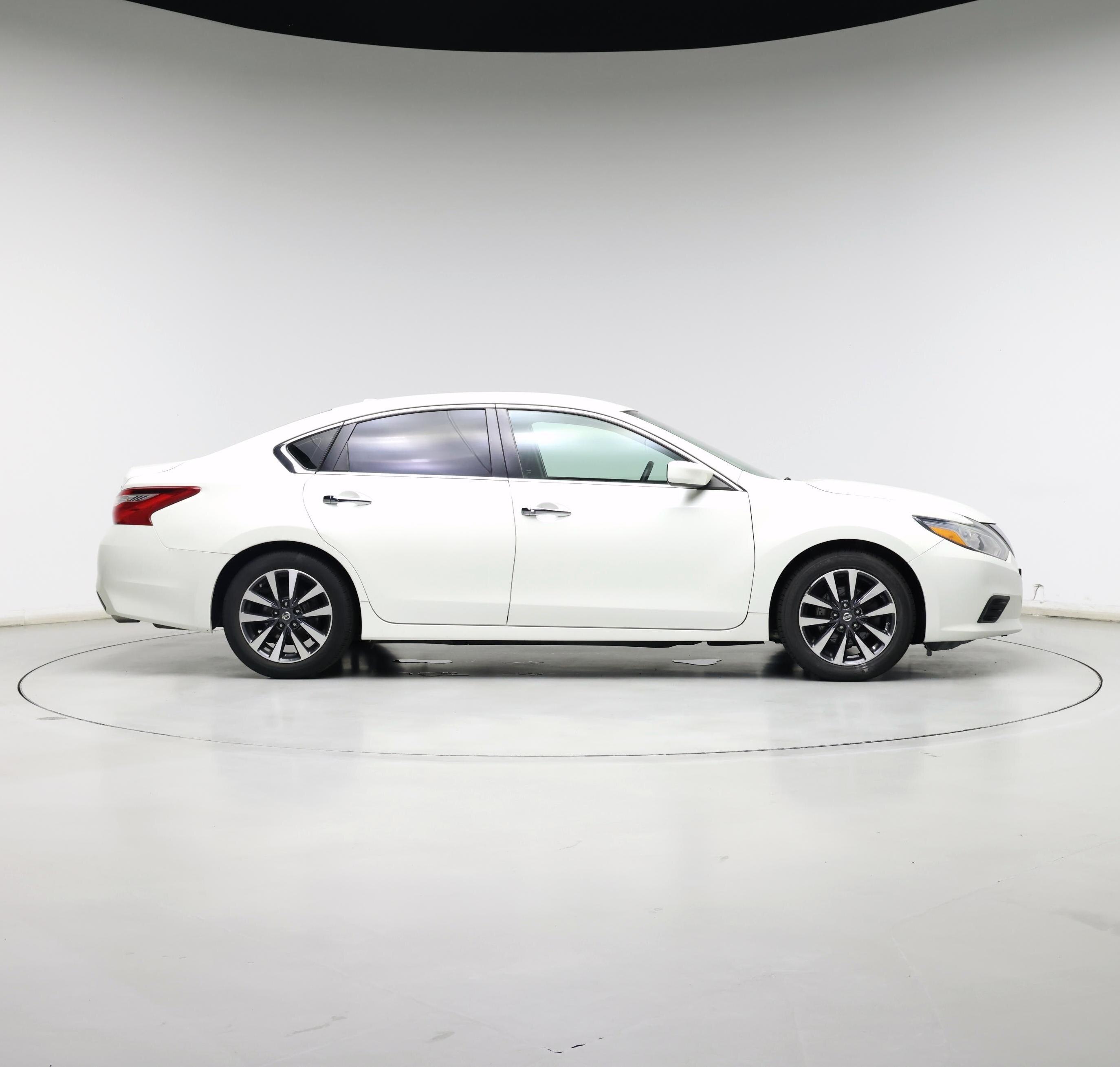 Thumbnail: 2017 Nissan Altima - 7