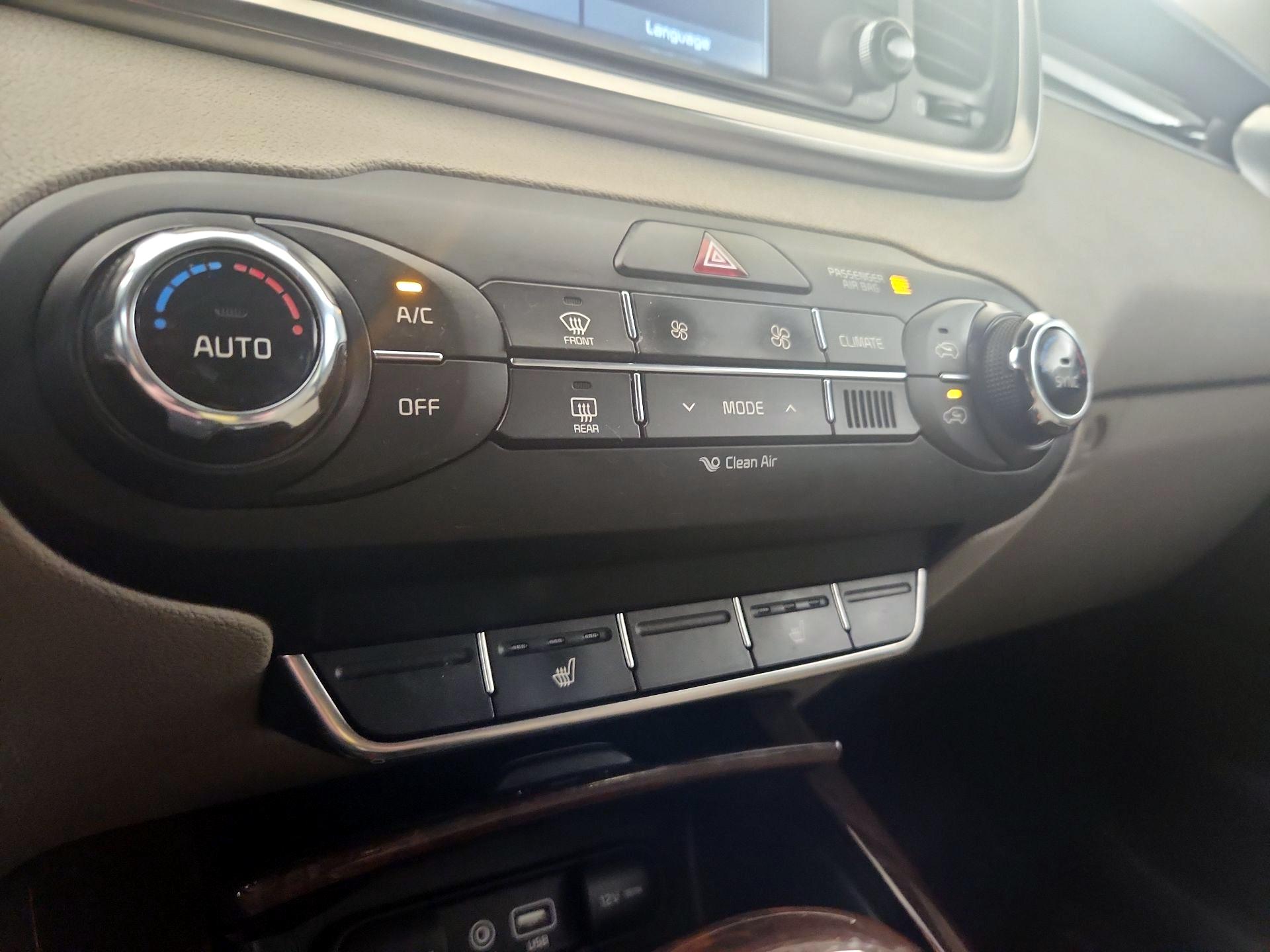 Thumbnail: 2017 Kia Sorento - 16