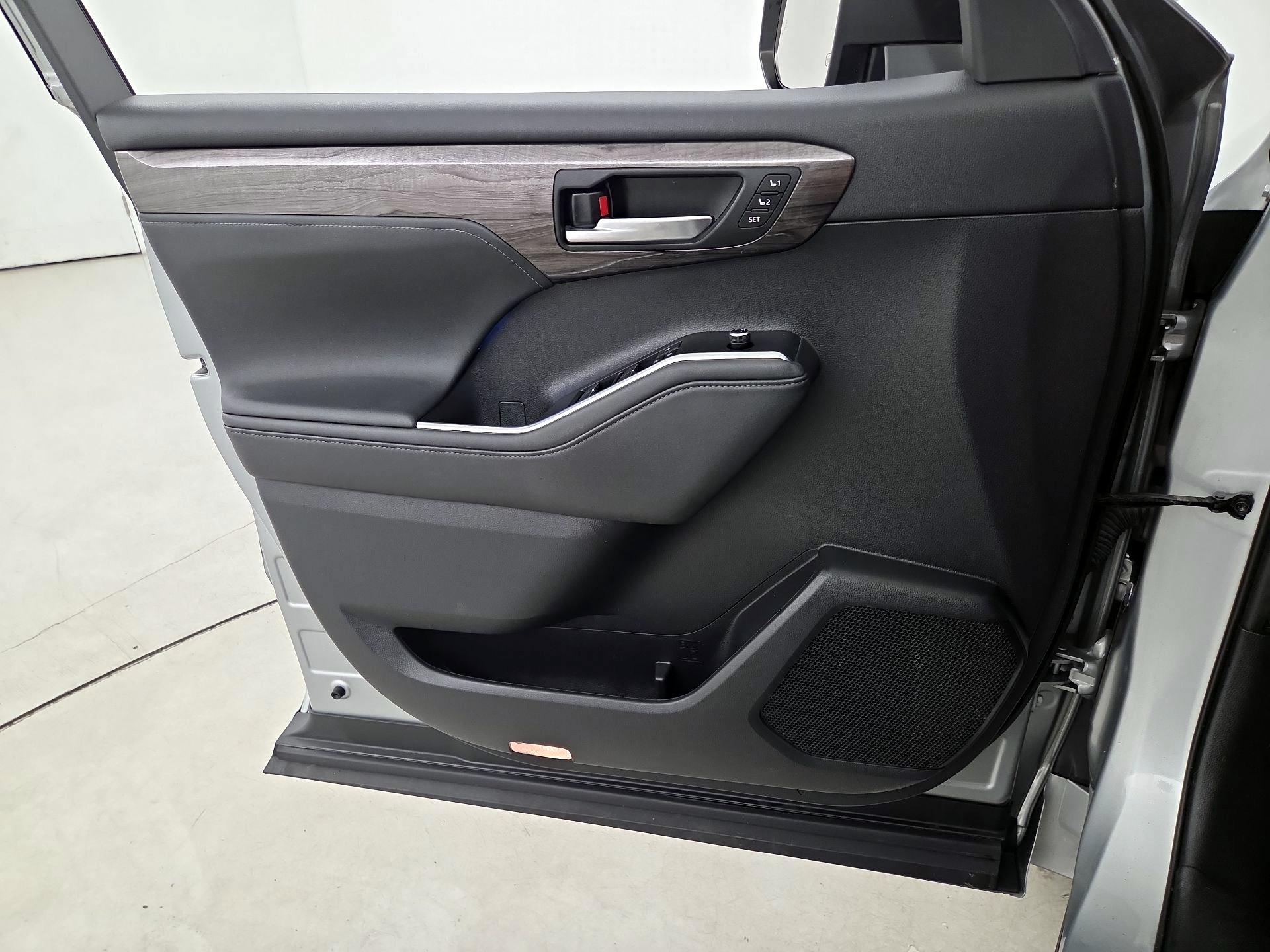 Thumbnail: 2021 Toyota Highlander - 12