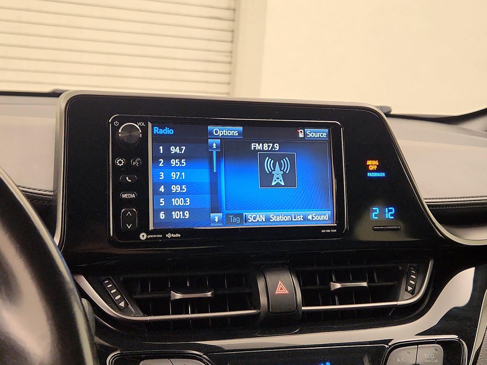 2018 Toyota C-HR XLE - Photo 16