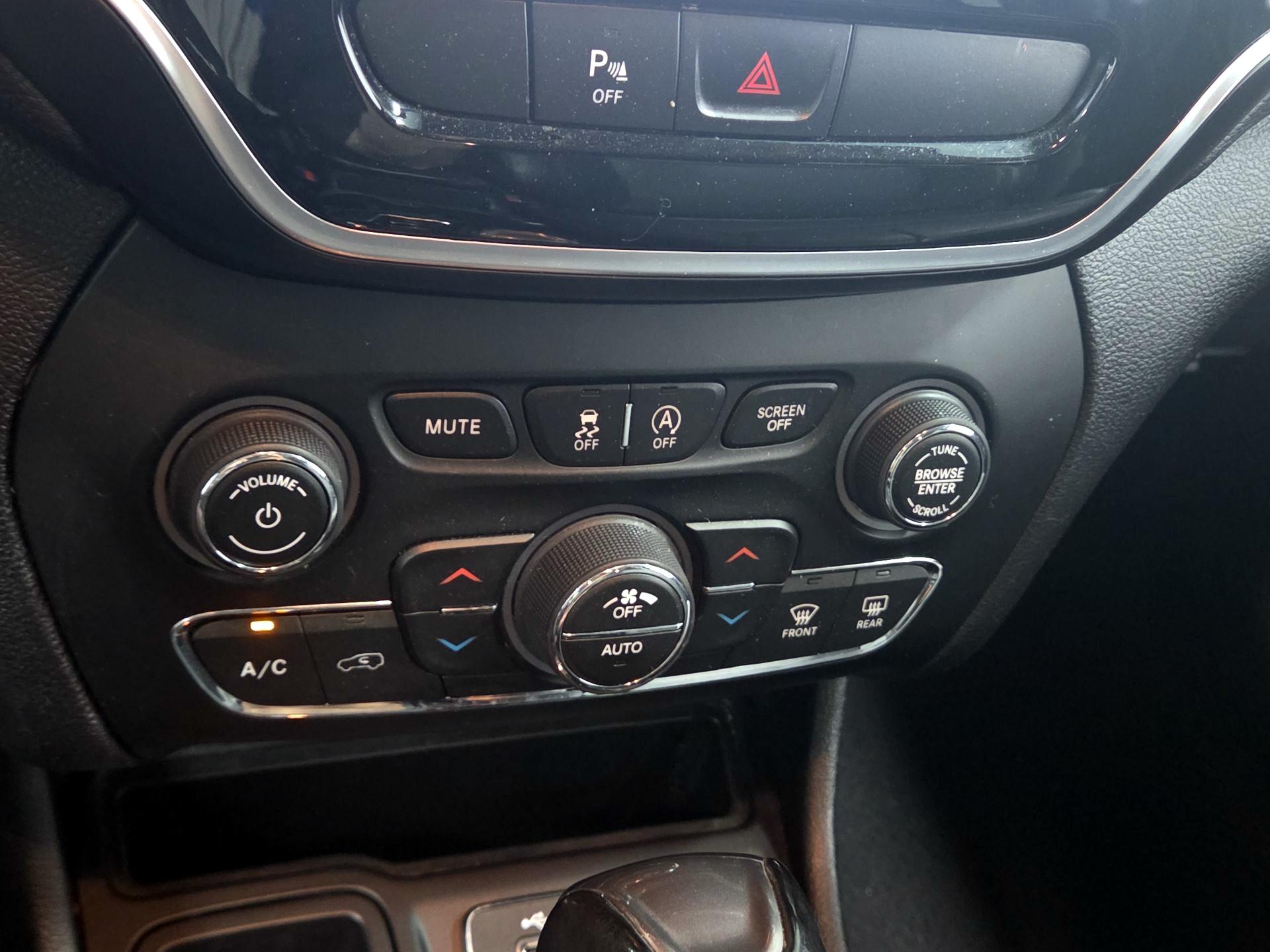 Thumbnail: 2019 Jeep Cherokee - 15