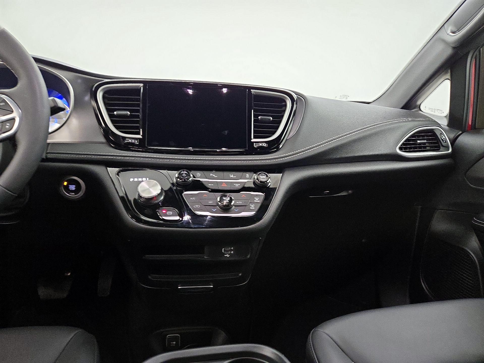 Thumbnail: 2026 Chrysler Pacifica - 9