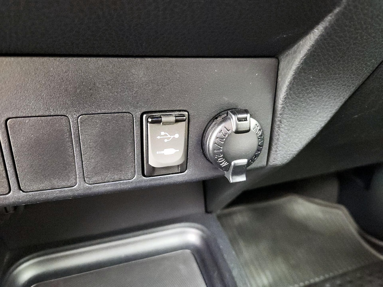 2018 Toyota RAV4 XLE - Photo 19