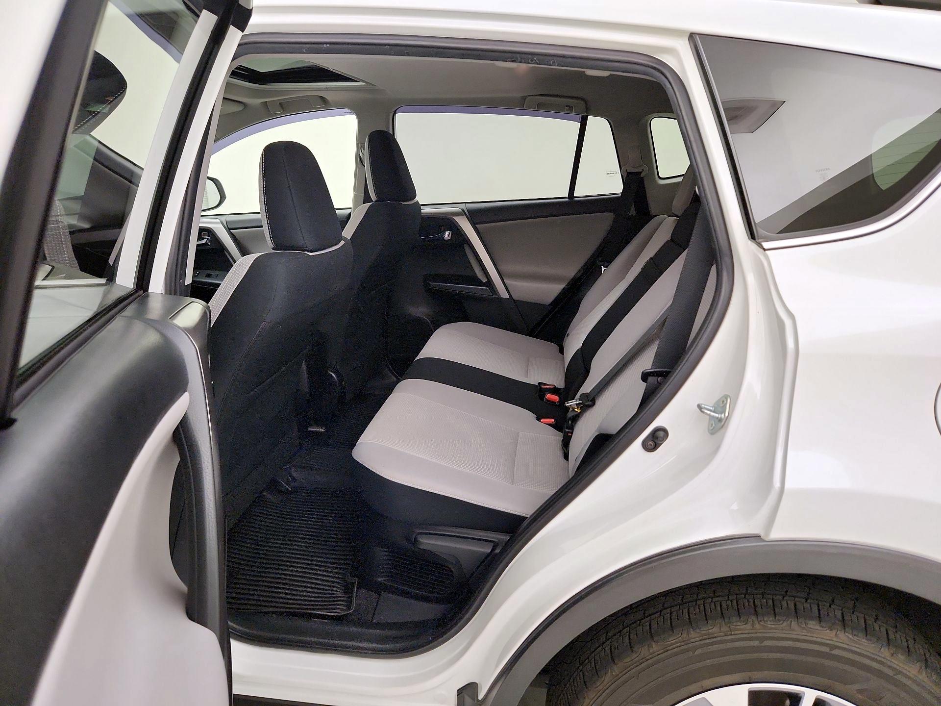 Thumbnail: 2018 Toyota RAV4 - 20