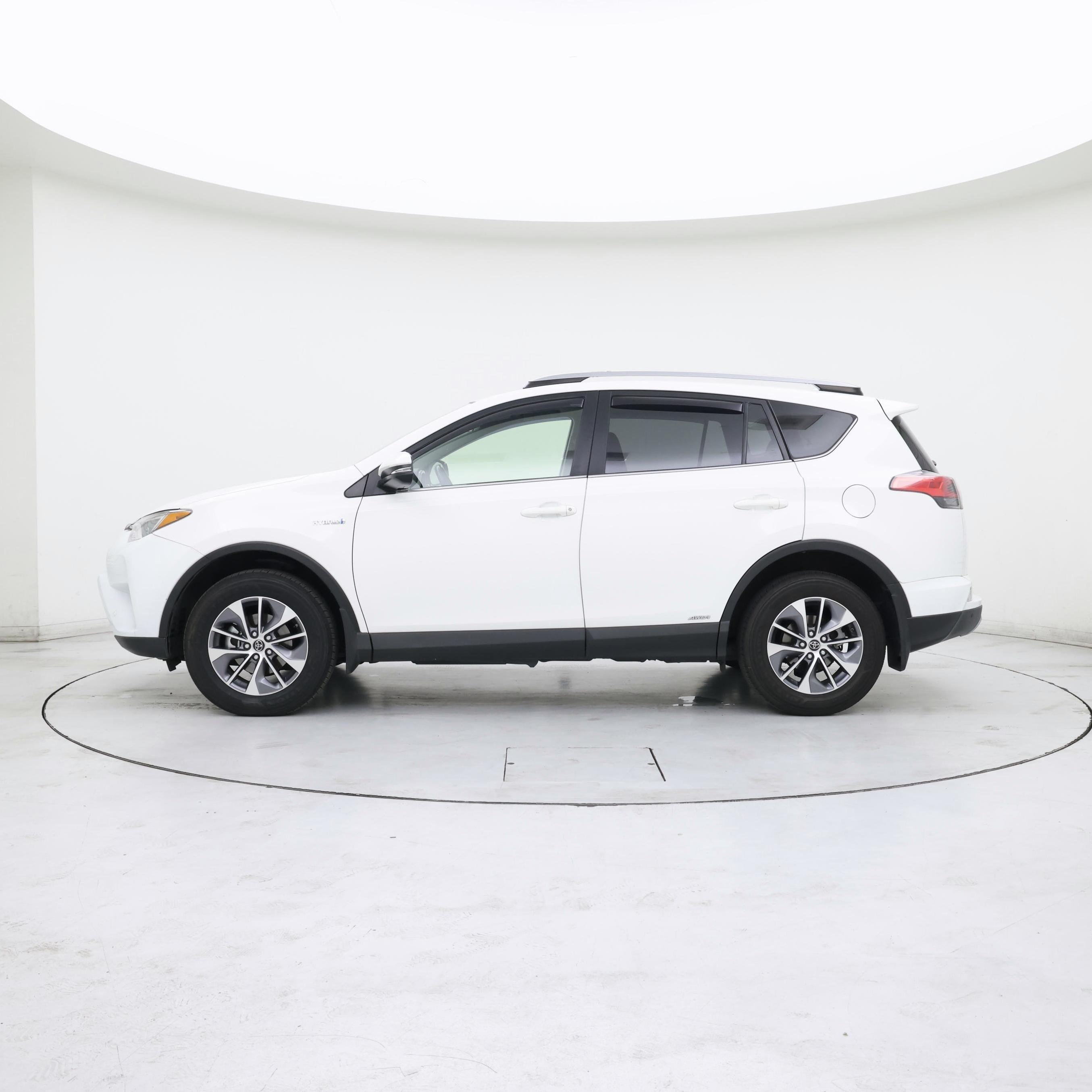 Thumbnail: 2018 Toyota RAV4 - 3