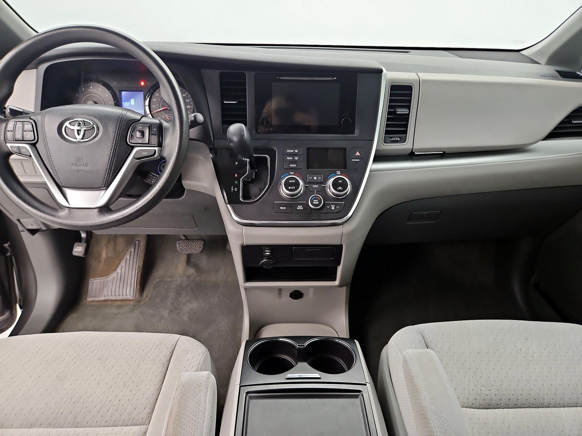 Thumbnail: 2015 Toyota Sienna - 9