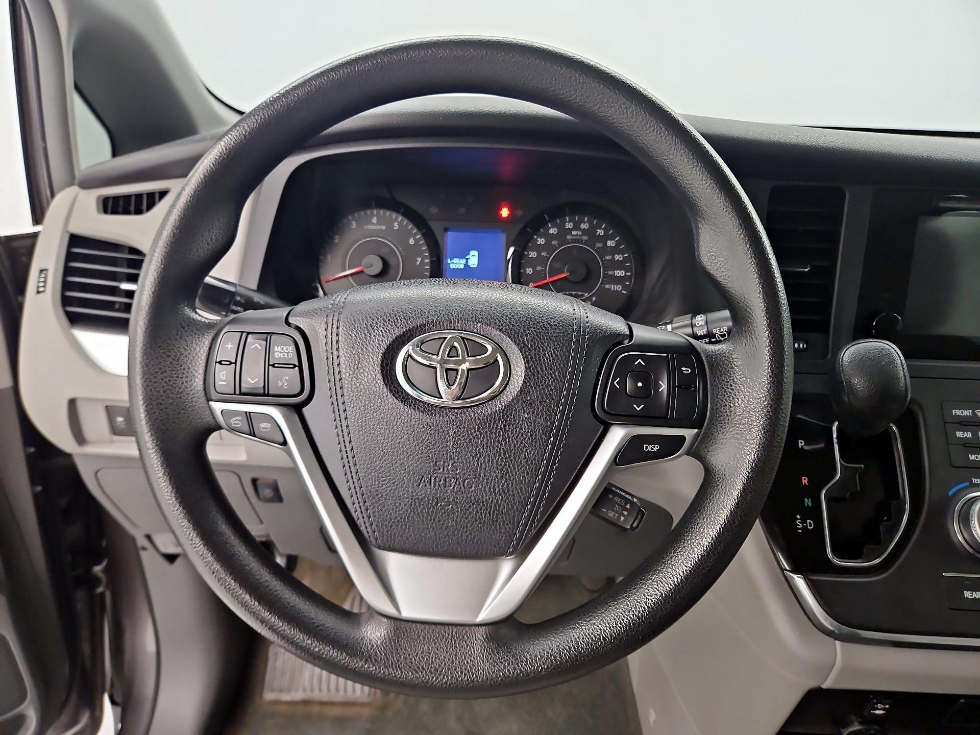 Thumbnail: 2015 Toyota Sienna - 10
